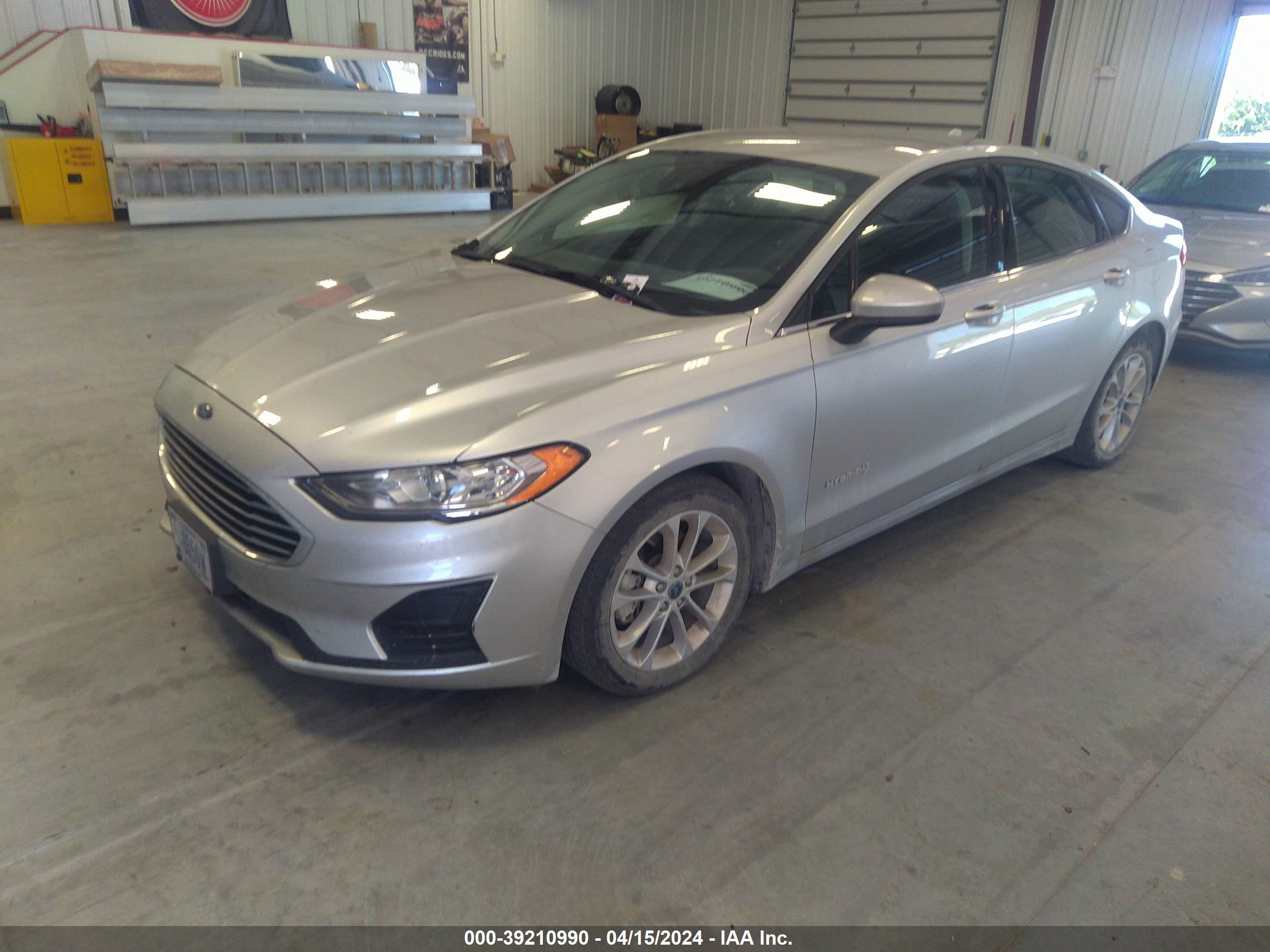 Photo 1 VIN: 3FA6P0LU0KR274330 - FORD FUSION 