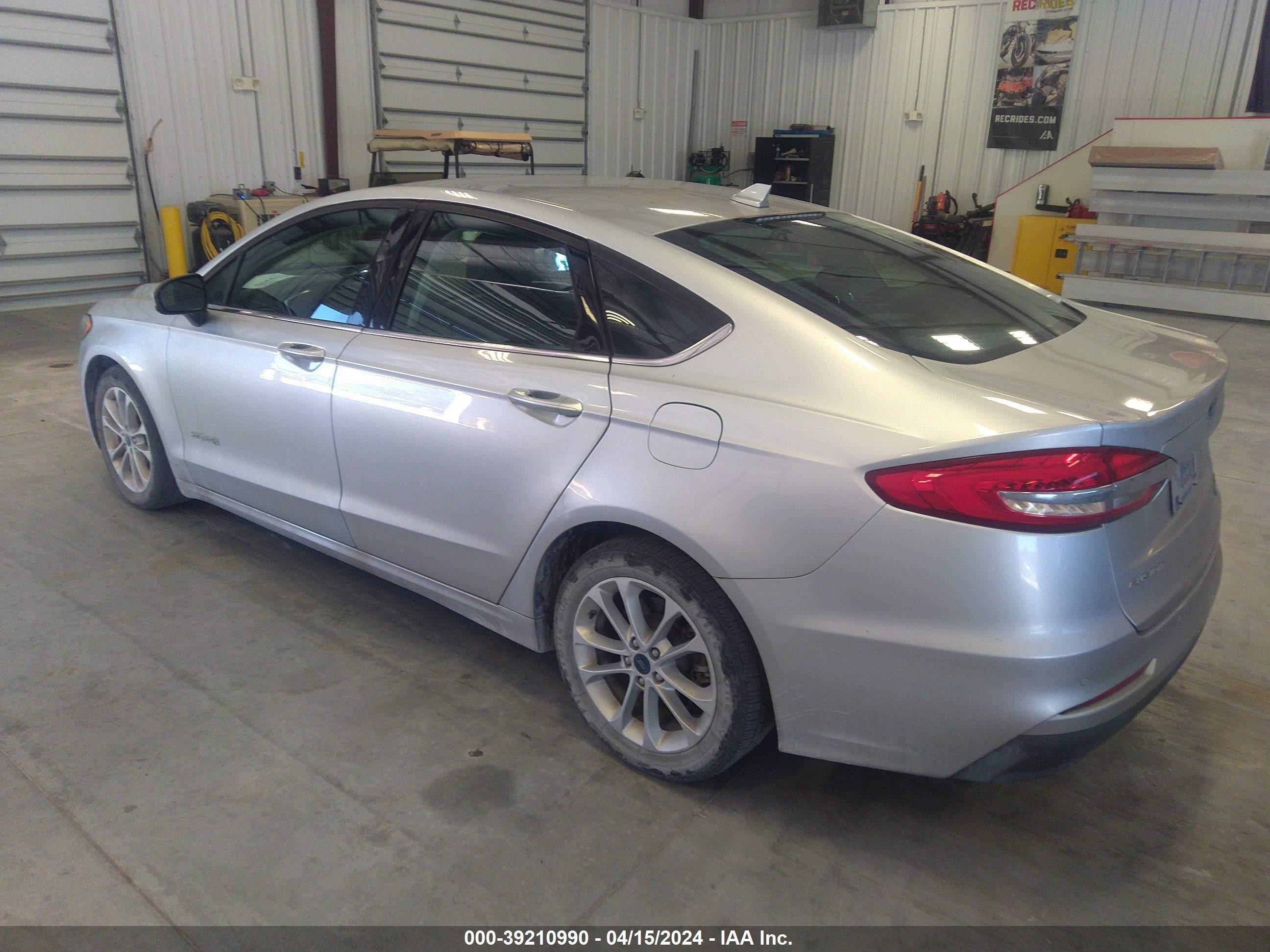 Photo 2 VIN: 3FA6P0LU0KR274330 - FORD FUSION 