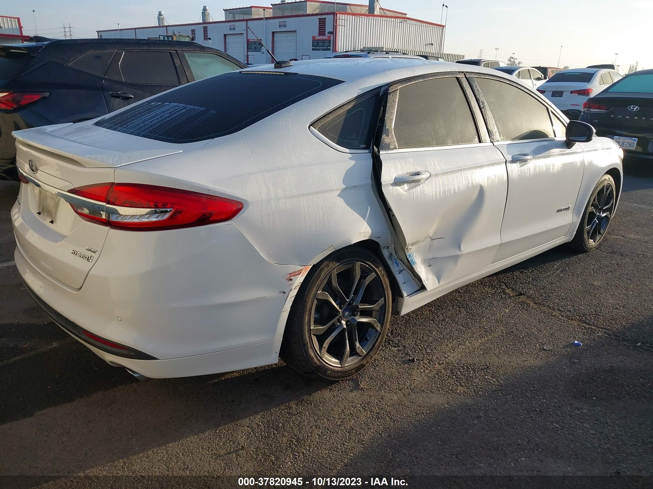 Photo 3 VIN: 3FA6P0LU1JR143292 - FORD FUSION 