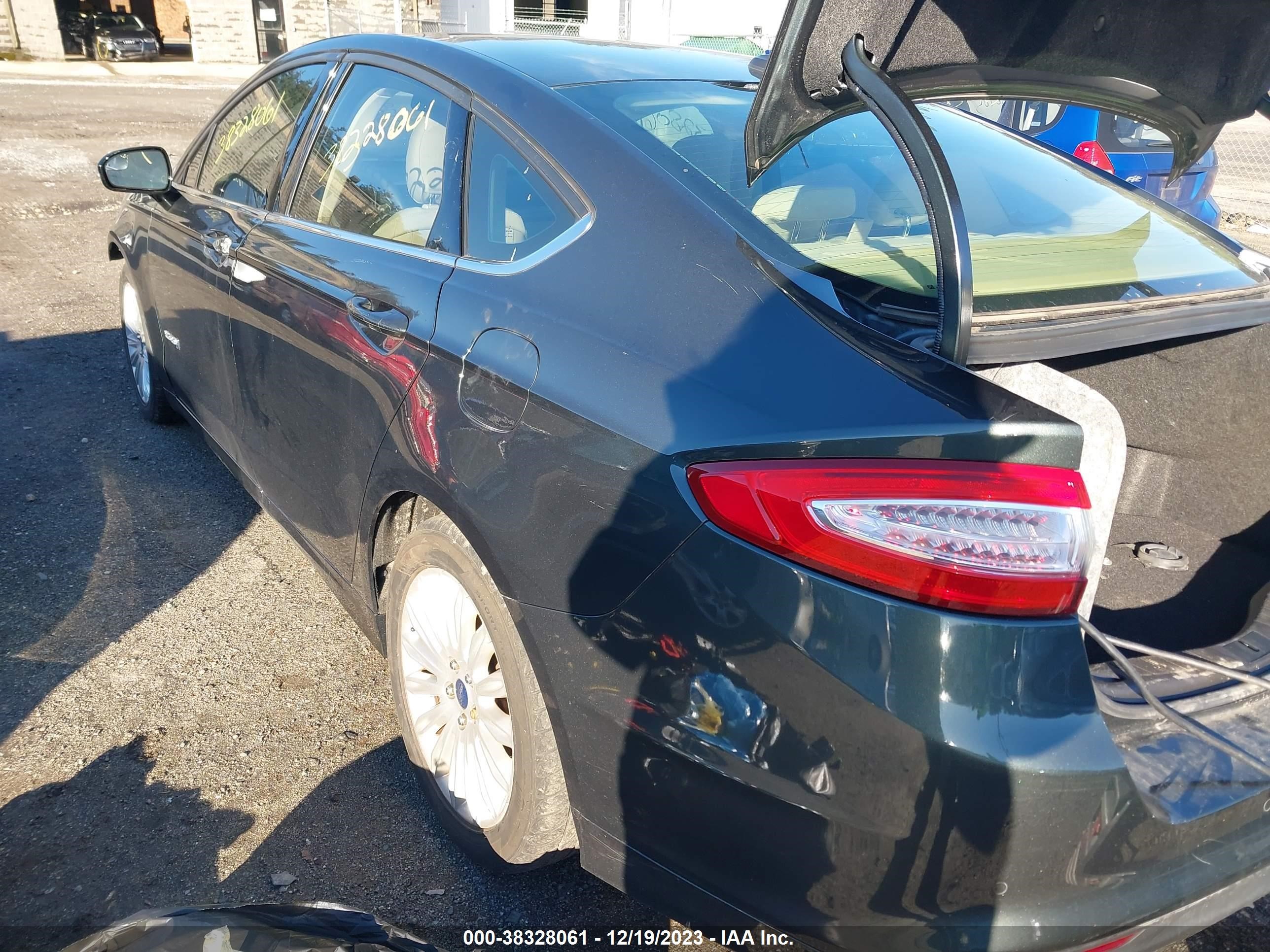 Photo 2 VIN: 3FA6P0LU2FR178706 - FORD FUSION 