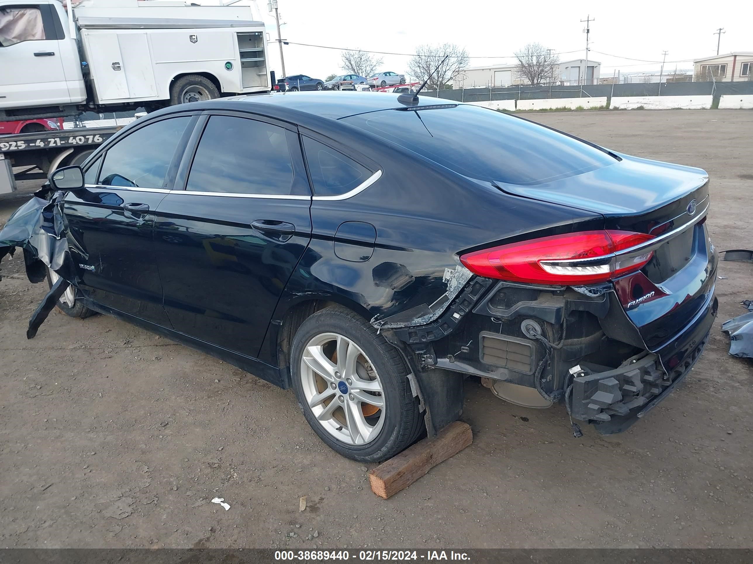 Photo 2 VIN: 3FA6P0LU2JR269080 - FORD FUSION 