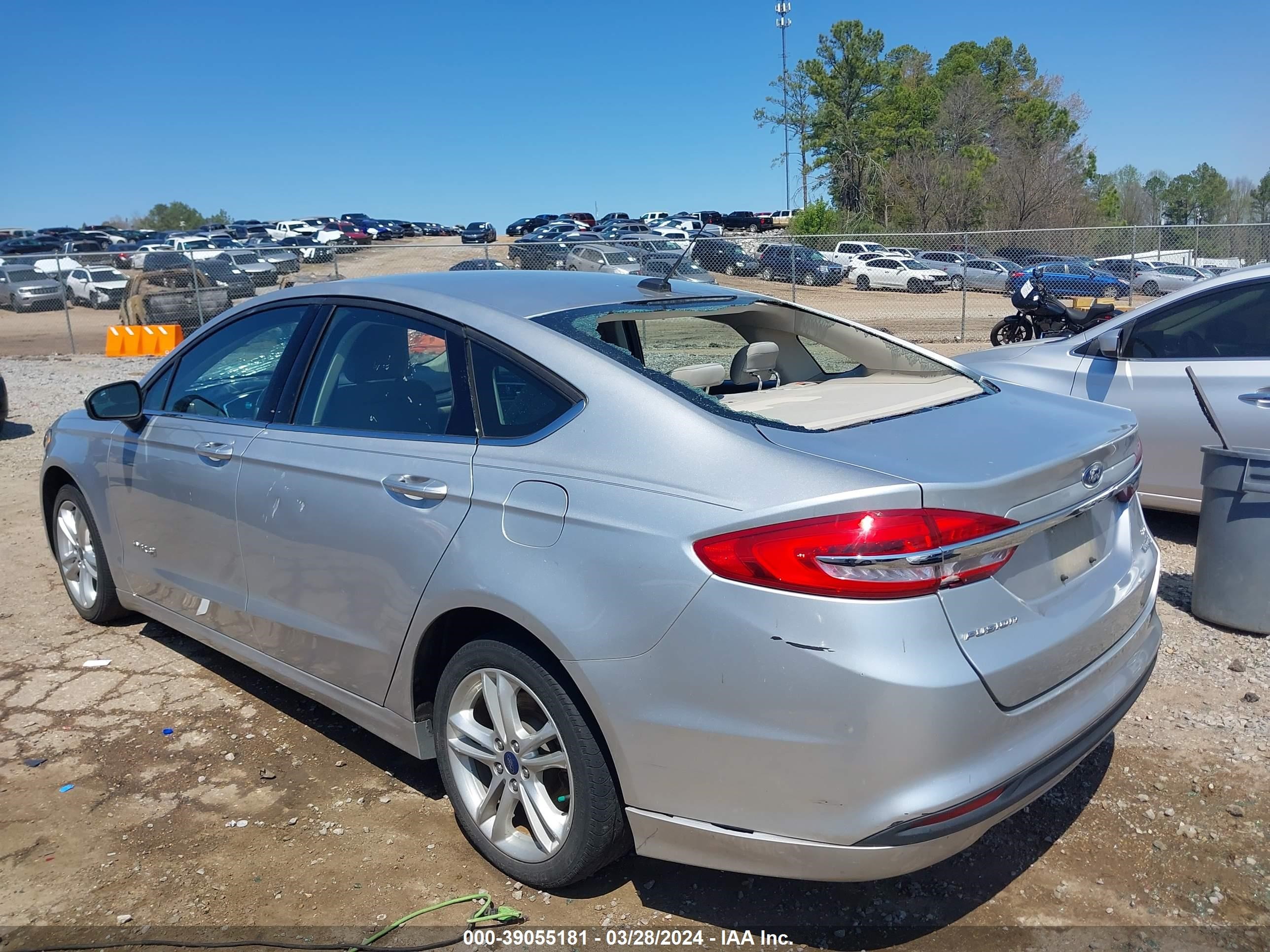 Photo 2 VIN: 3FA6P0LU3JR173121 - FORD FUSION 