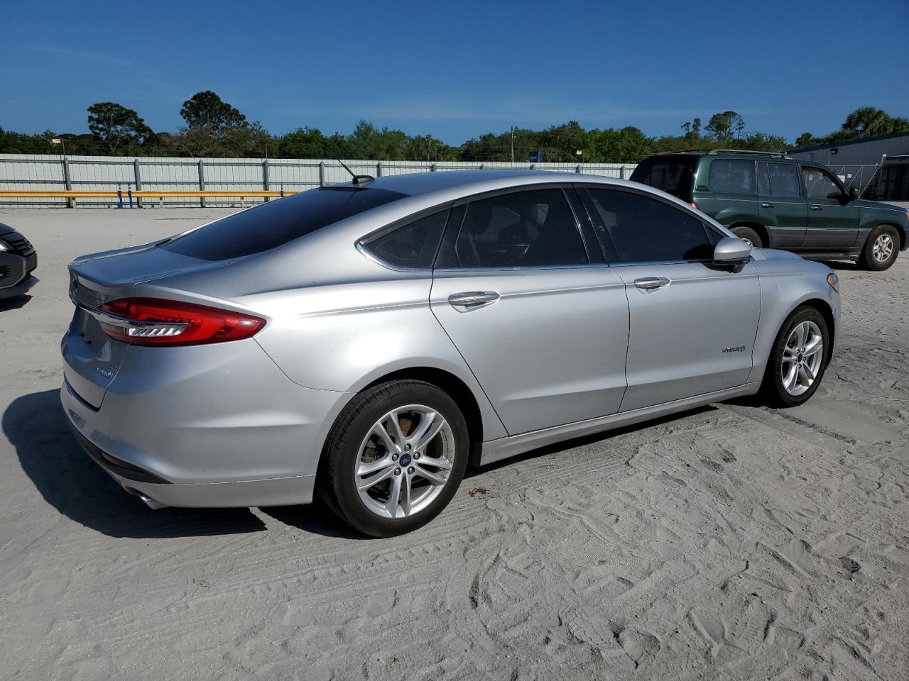 Photo 2 VIN: 3FA6P0LU5JR102504 - FORD FUSION 