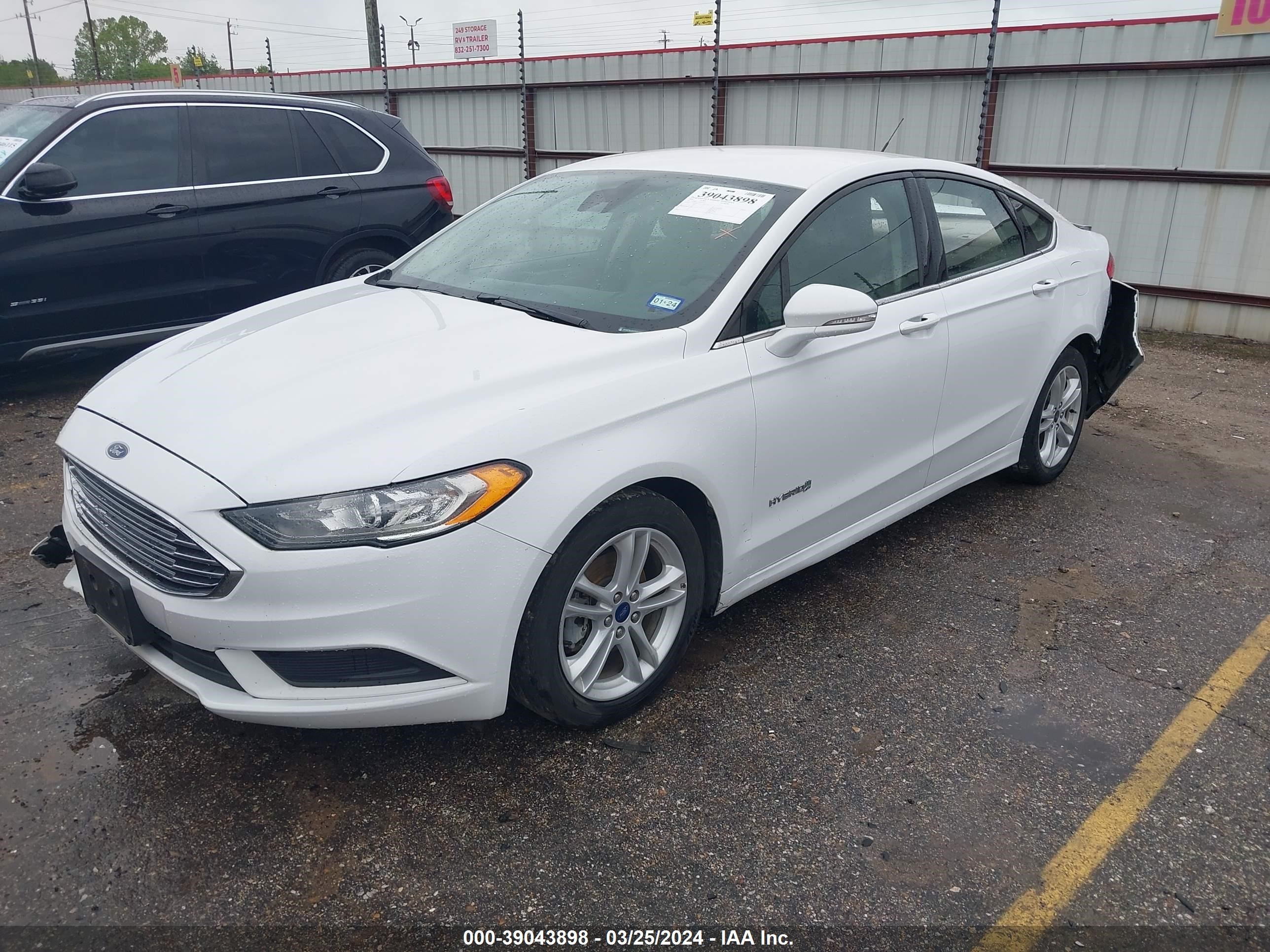 Photo 1 VIN: 3FA6P0LU5JR261247 - FORD FUSION 