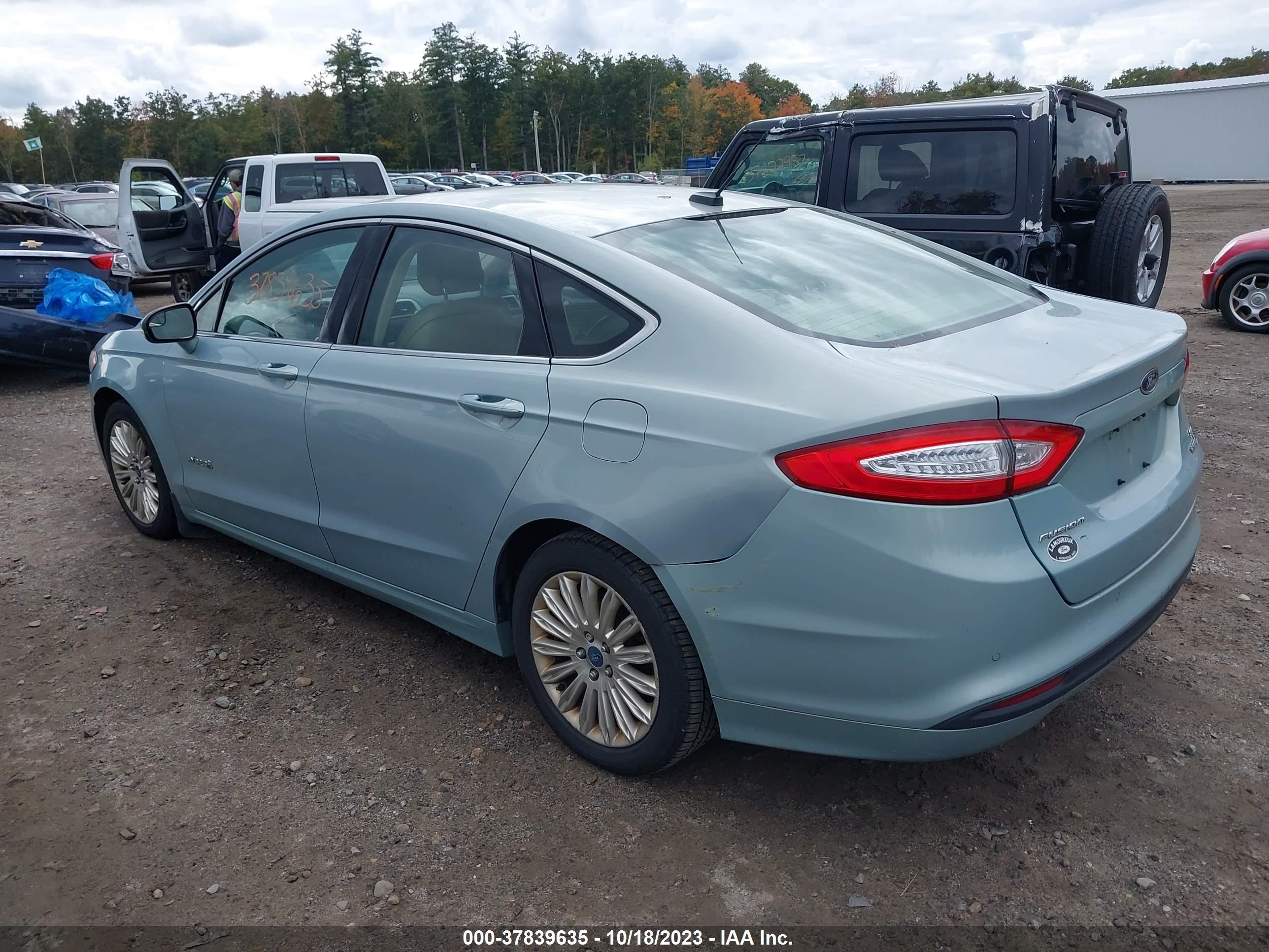 Photo 2 VIN: 3FA6P0LU6DR136536 - FORD FUSION 