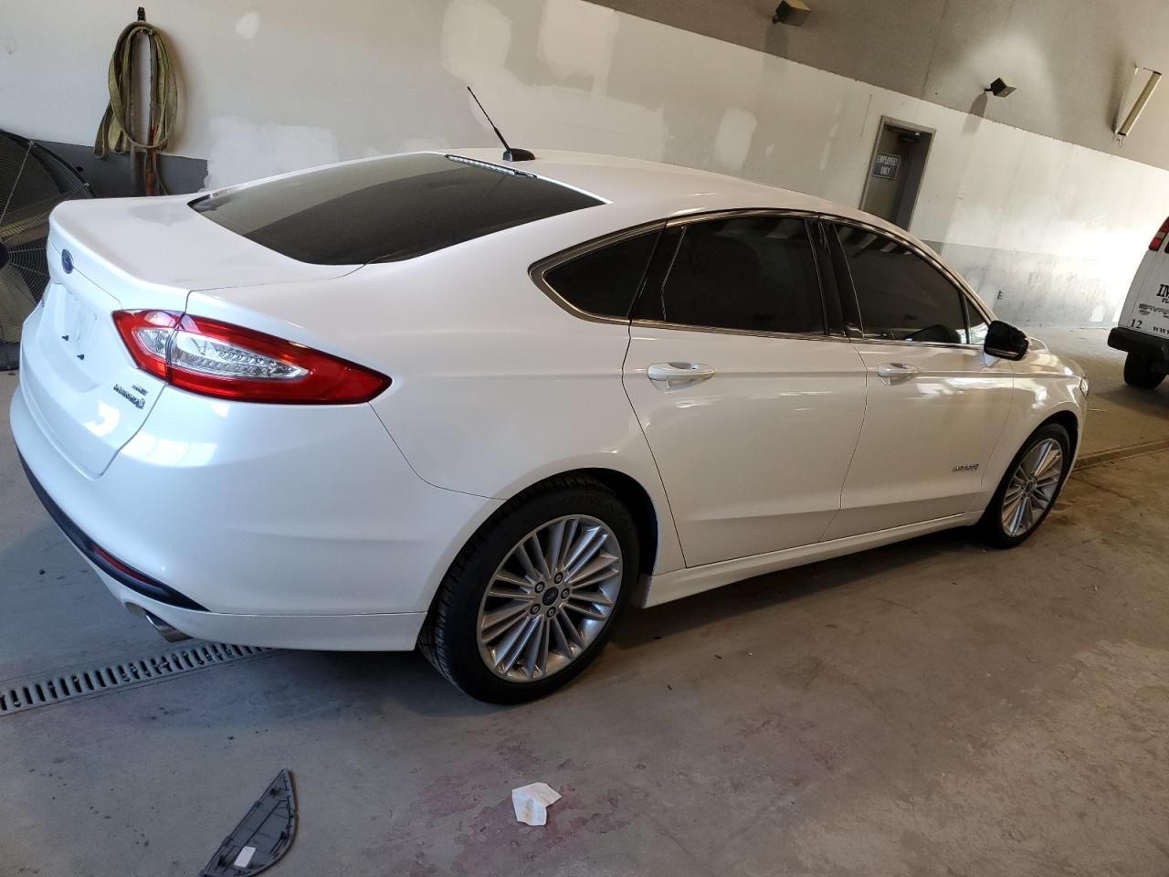 Photo 2 VIN: 3FA6P0LU6DR302392 - FORD FUSION 