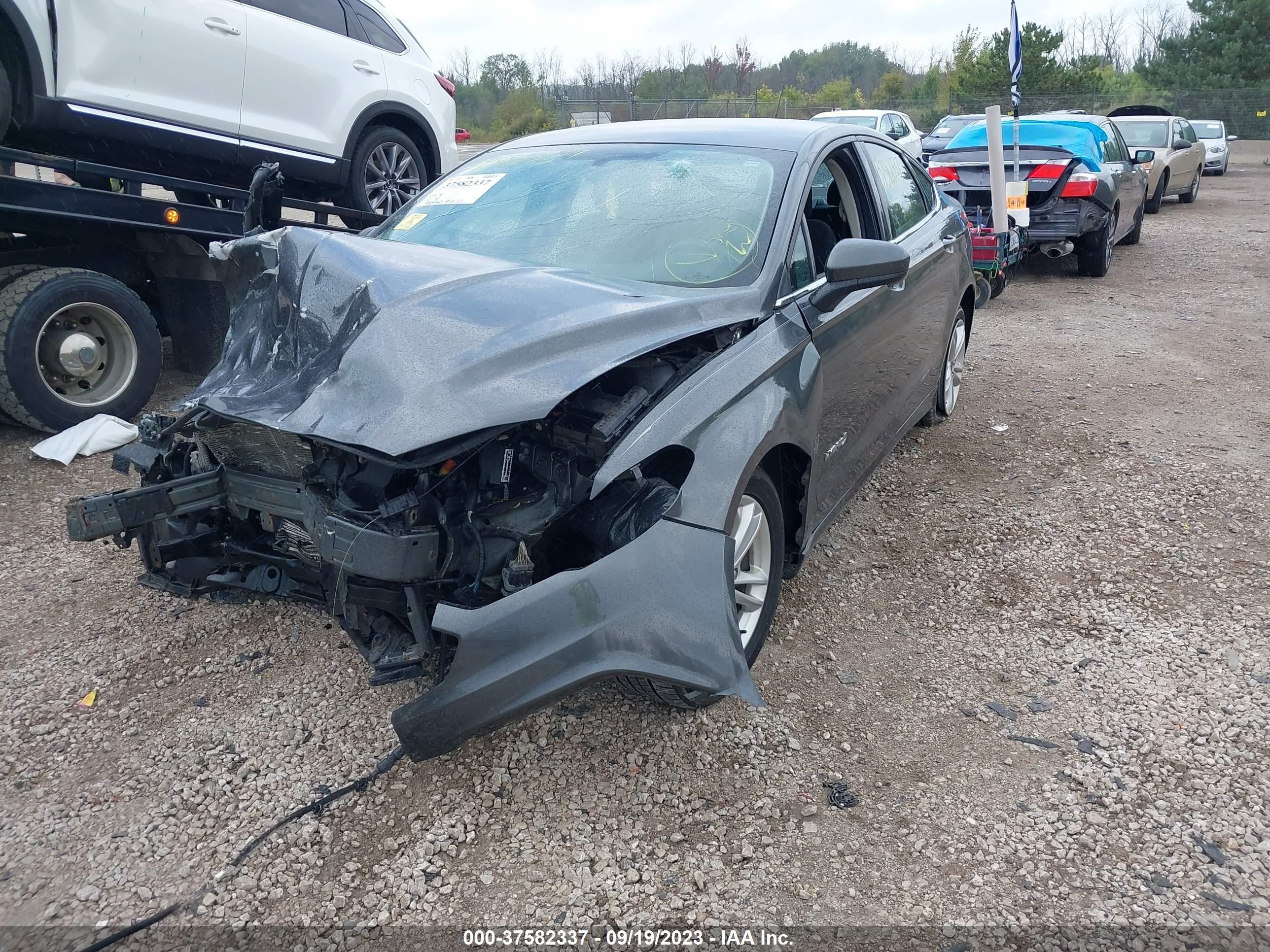 Photo 1 VIN: 3FA6P0LU6JR230136 - FORD FUSION 