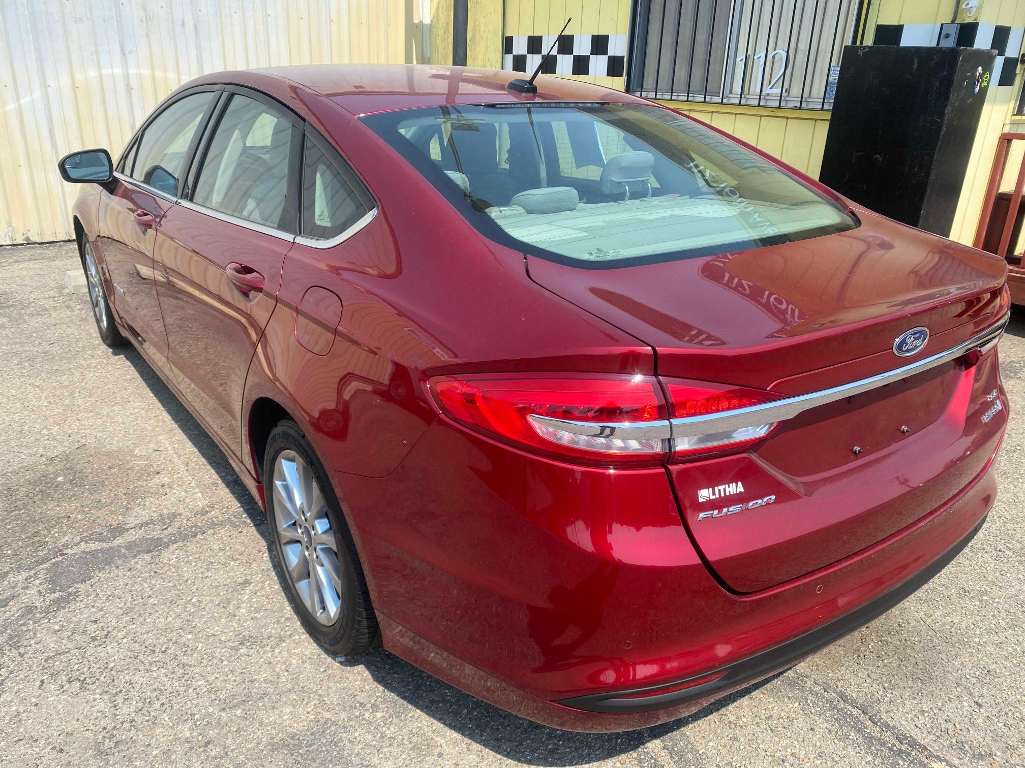 Photo 2 VIN: 3FA6P0LU7HR317604 - FORD FUSION SE 