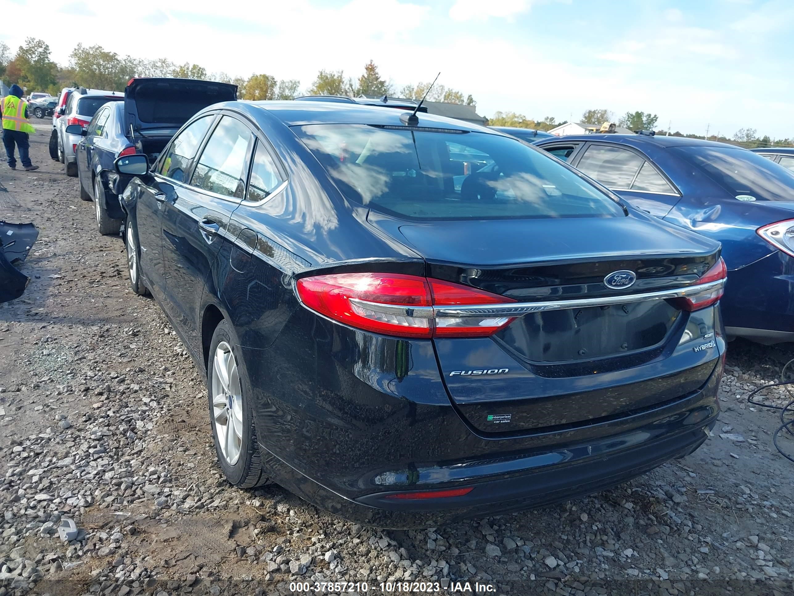 Photo 2 VIN: 3FA6P0LU7JR138257 - FORD FUSION 