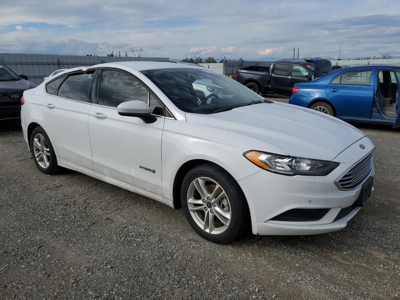 Photo 3 VIN: 3FA6P0LU7JR260570 - FORD FUSION 