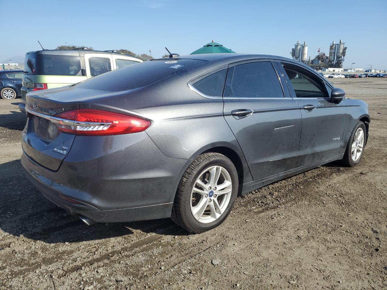 Photo 2 VIN: 3FA6P0LU8JR281377 - FORD FUSION 