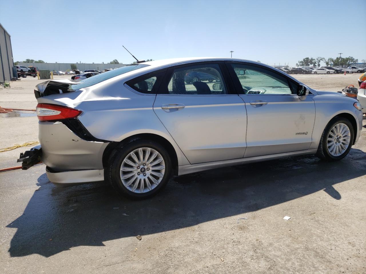 Photo 2 VIN: 3FA6P0LUXGR405979 - FORD FUSION 