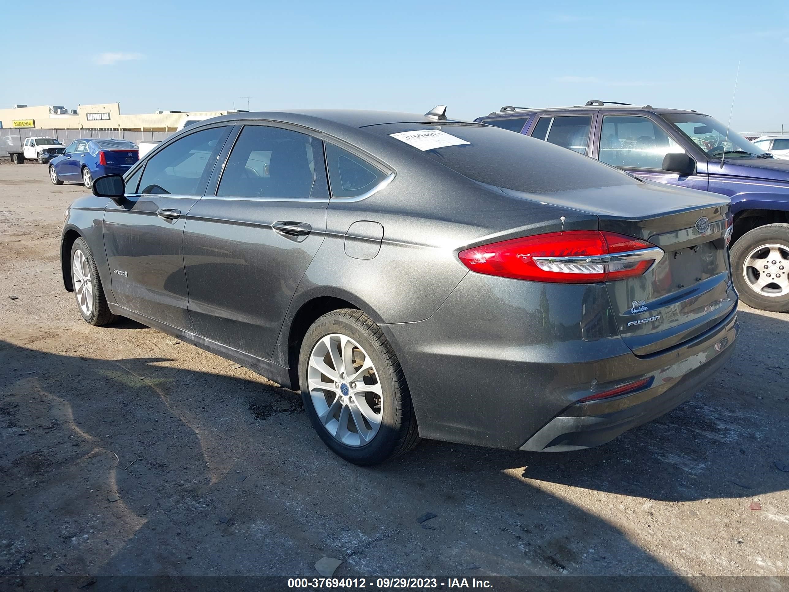 Photo 2 VIN: 3FA6P0LUXKR283682 - FORD FUSION 