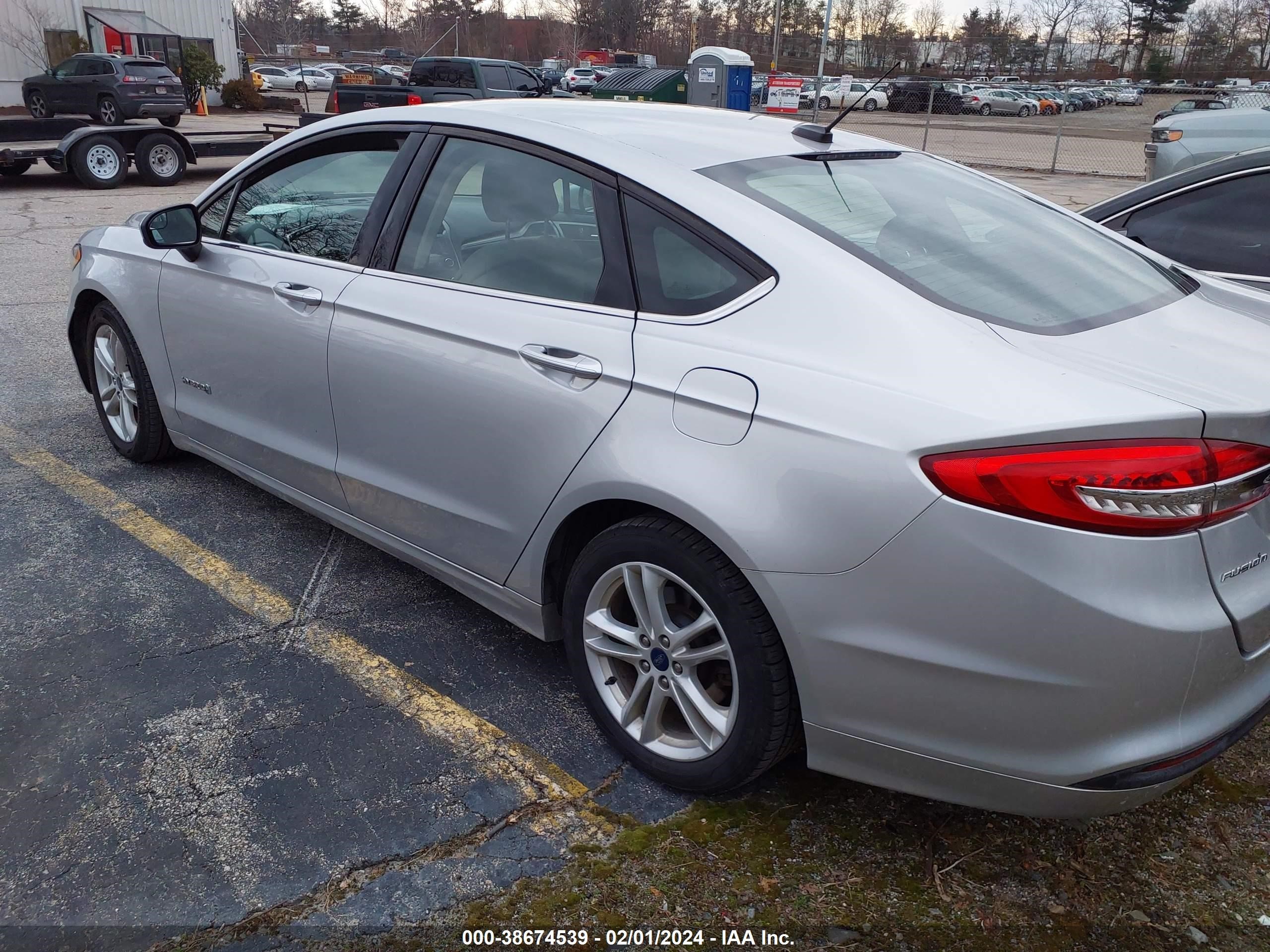 Photo 2 VIN: 3FA6P0UU1JR122229 - FORD FUSION 