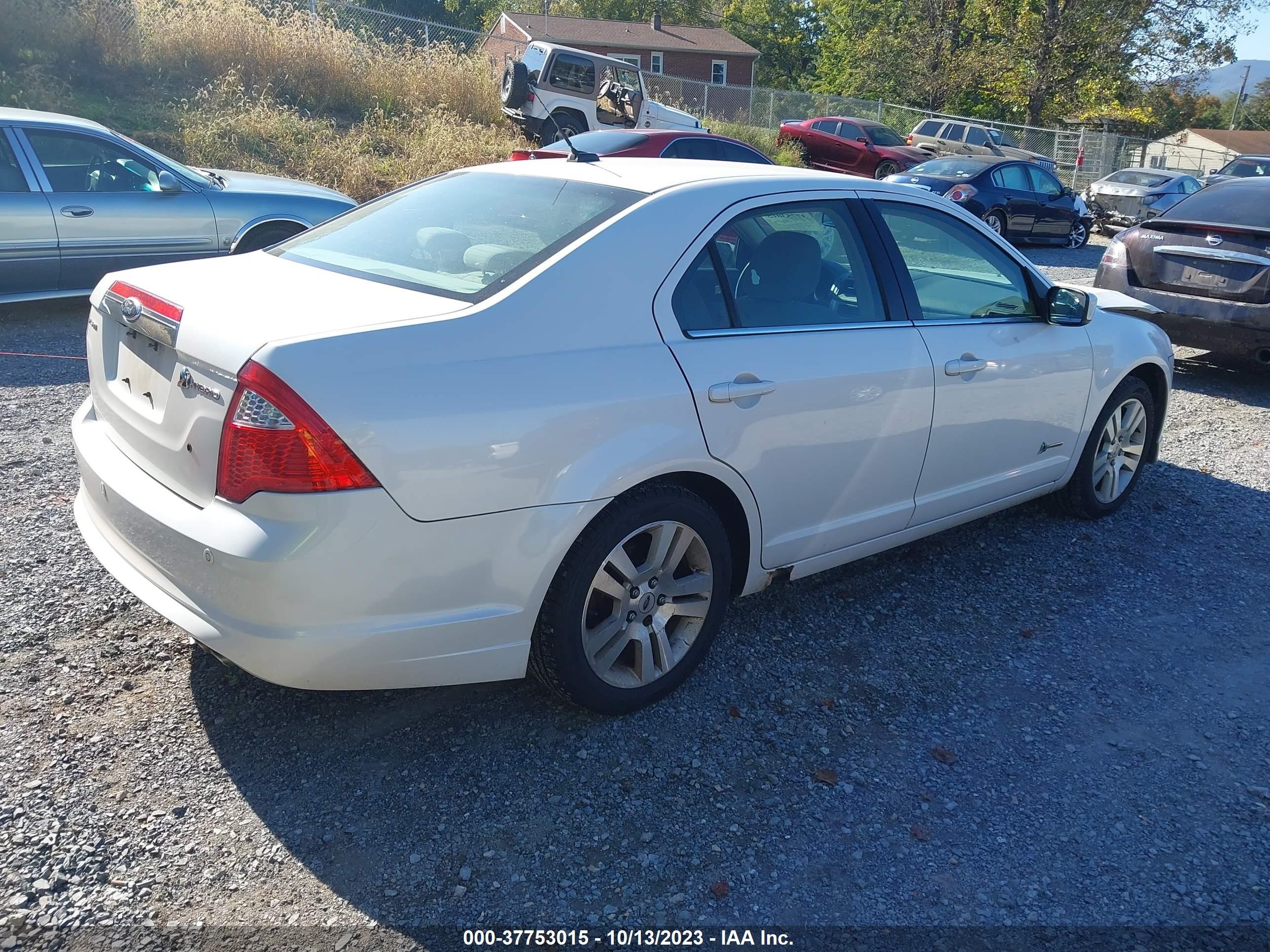 Photo 3 VIN: 3FADP0L30AR379561 - FORD FUSION 