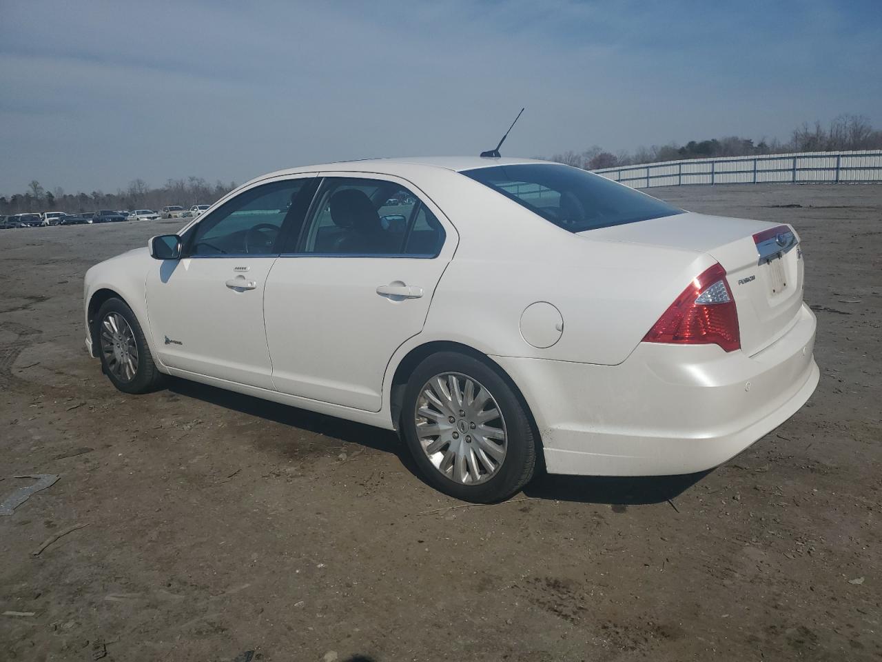 Photo 1 VIN: 3FADP0L37BR207657 - FORD FUSION 