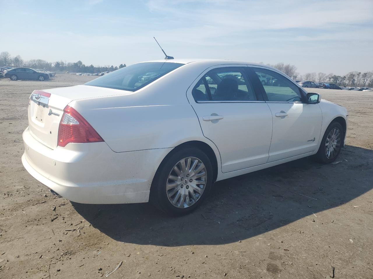 Photo 2 VIN: 3FADP0L37BR207657 - FORD FUSION 