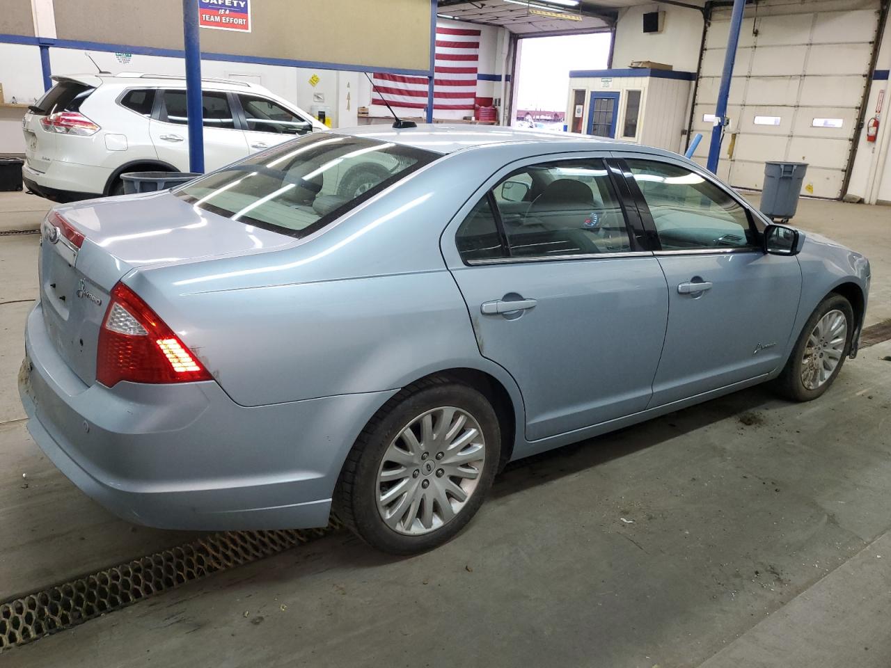 Photo 2 VIN: 3FADP0L38BR141541 - FORD FUSION 