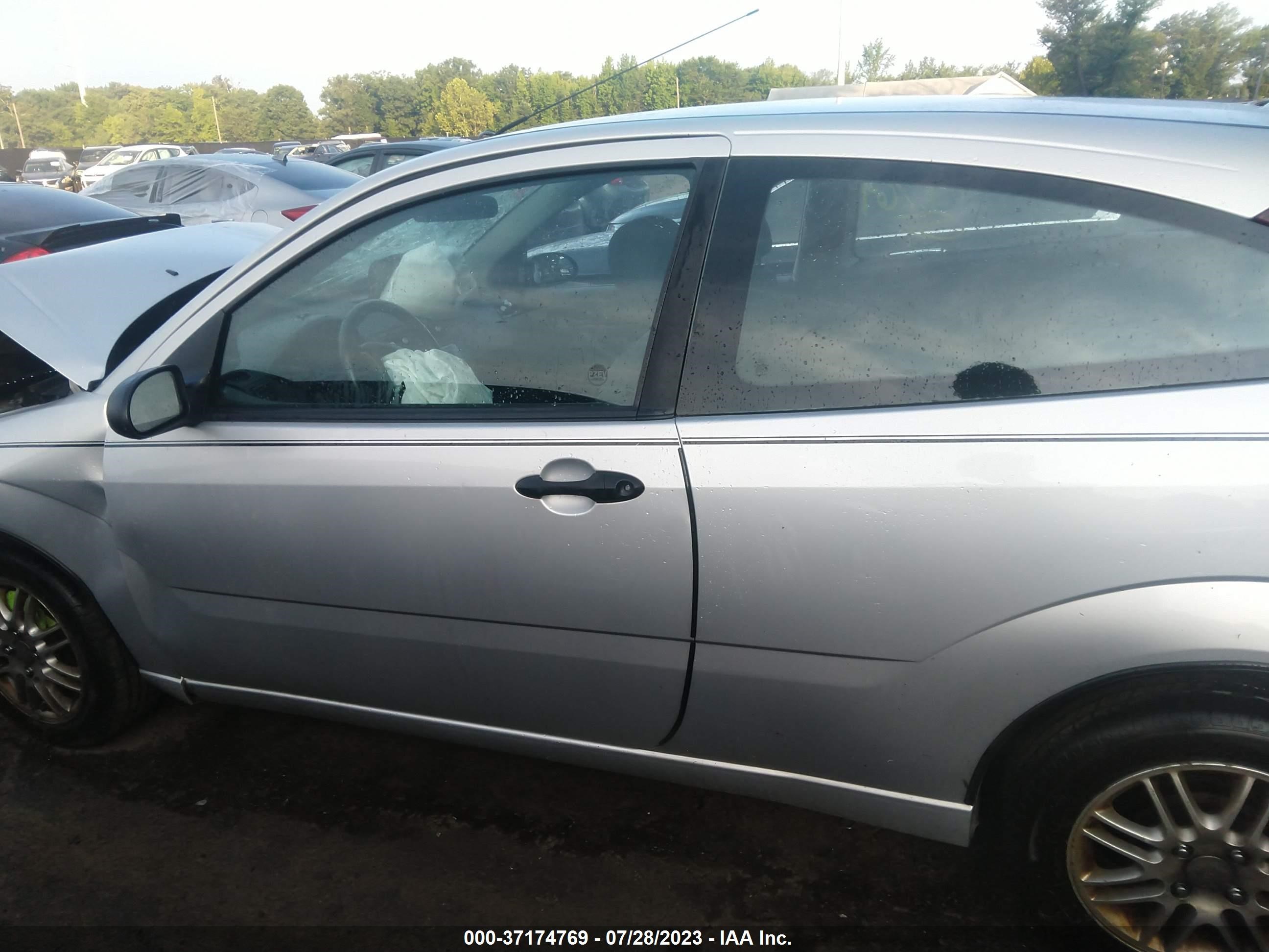 Photo 13 VIN: 3FAFP31N15R110537 - FORD FOCUS 