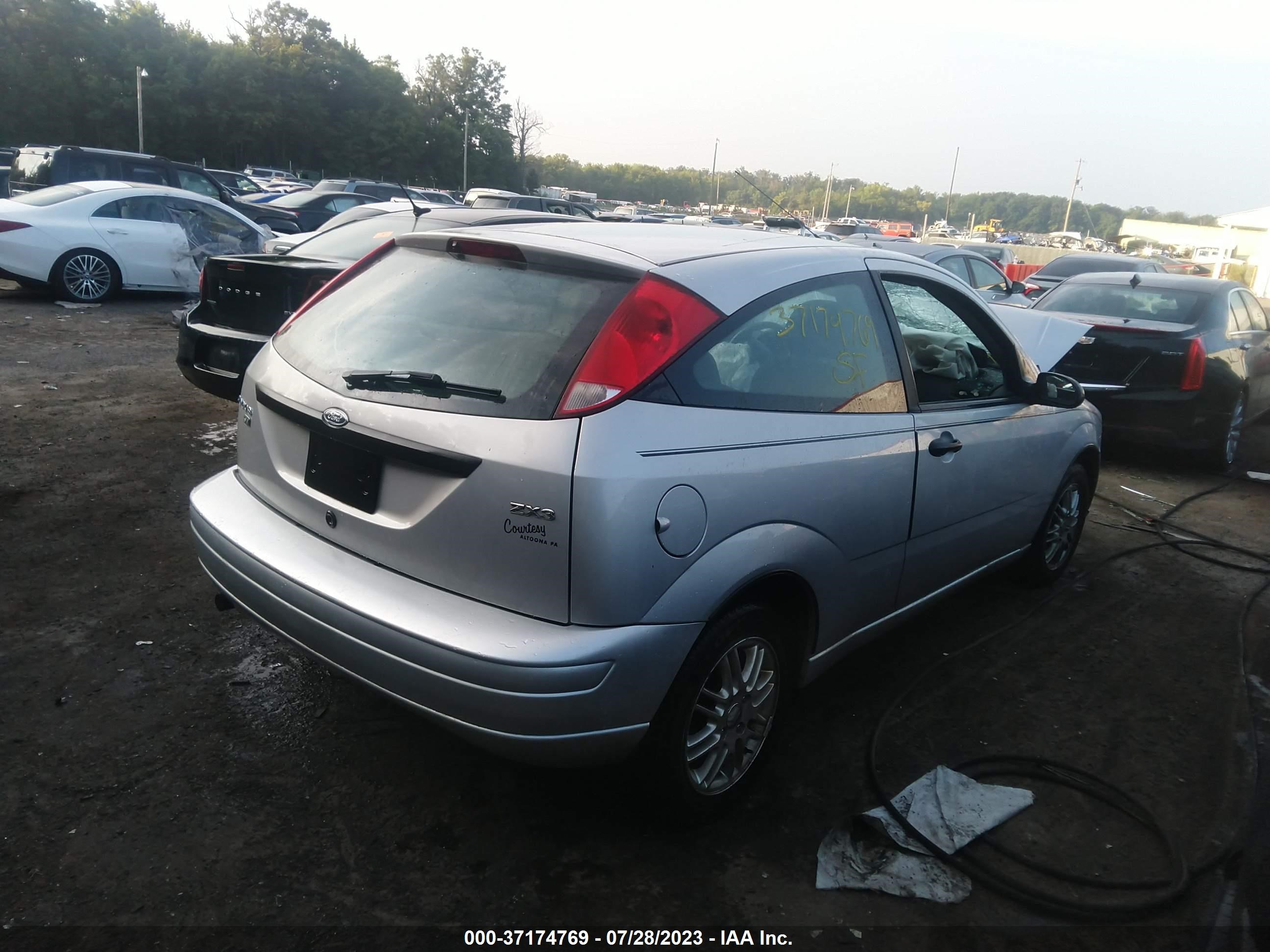 Photo 3 VIN: 3FAFP31N15R110537 - FORD FOCUS 