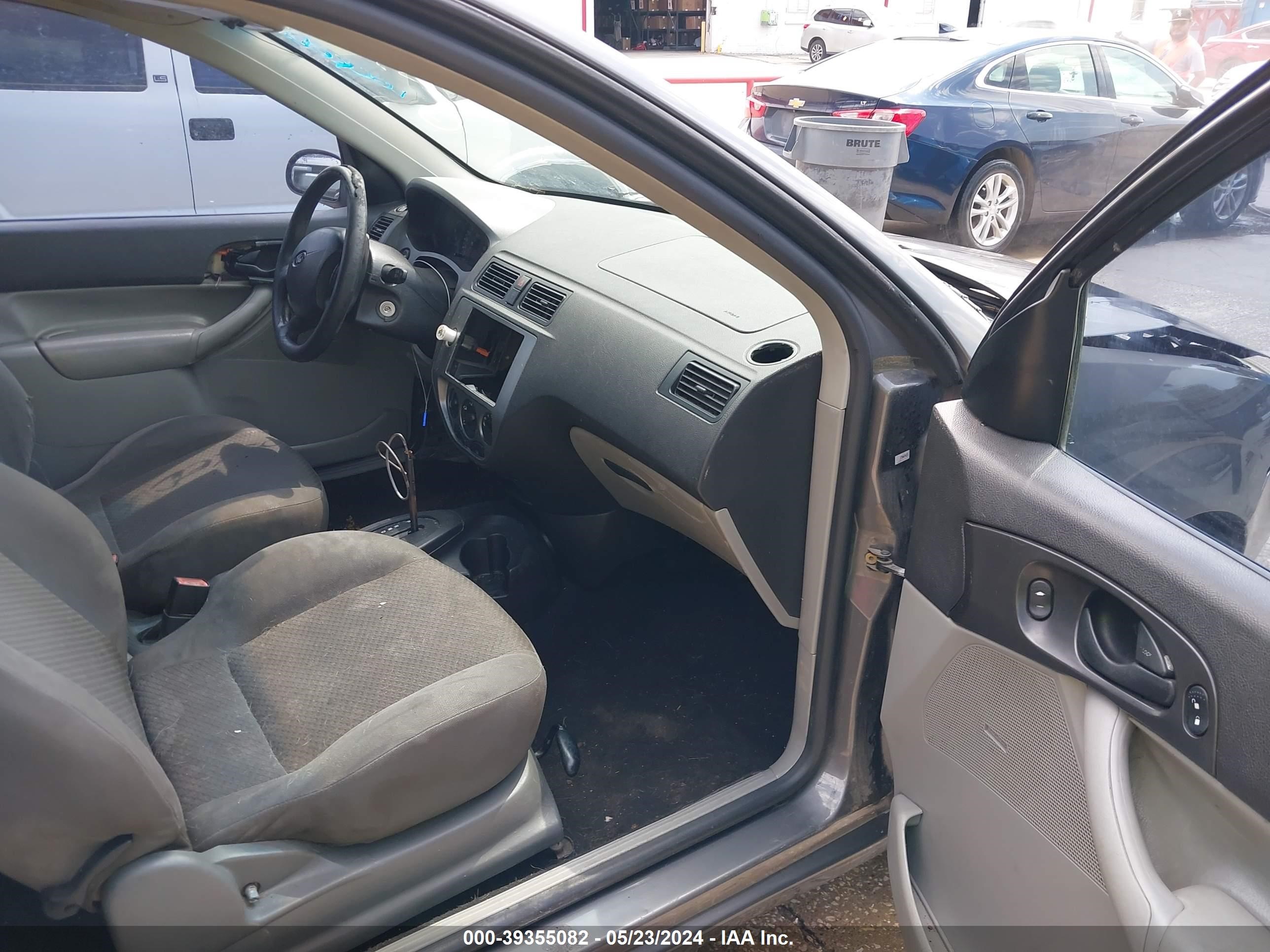 Photo 4 VIN: 3FAFP31N45R156394 - FORD FOCUS 