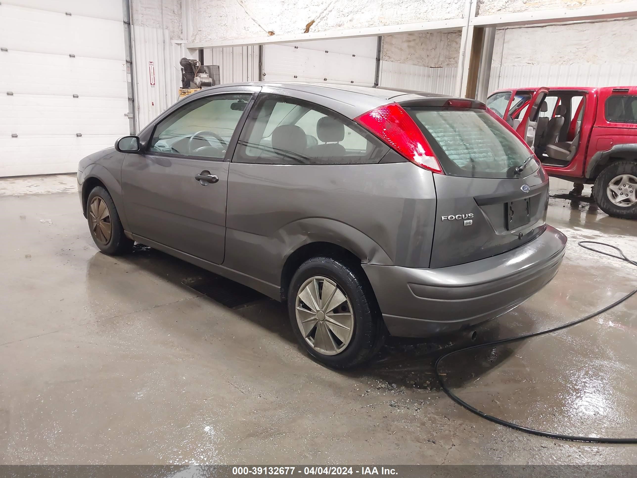 Photo 2 VIN: 3FAFP31N95R132690 - FORD FOCUS 