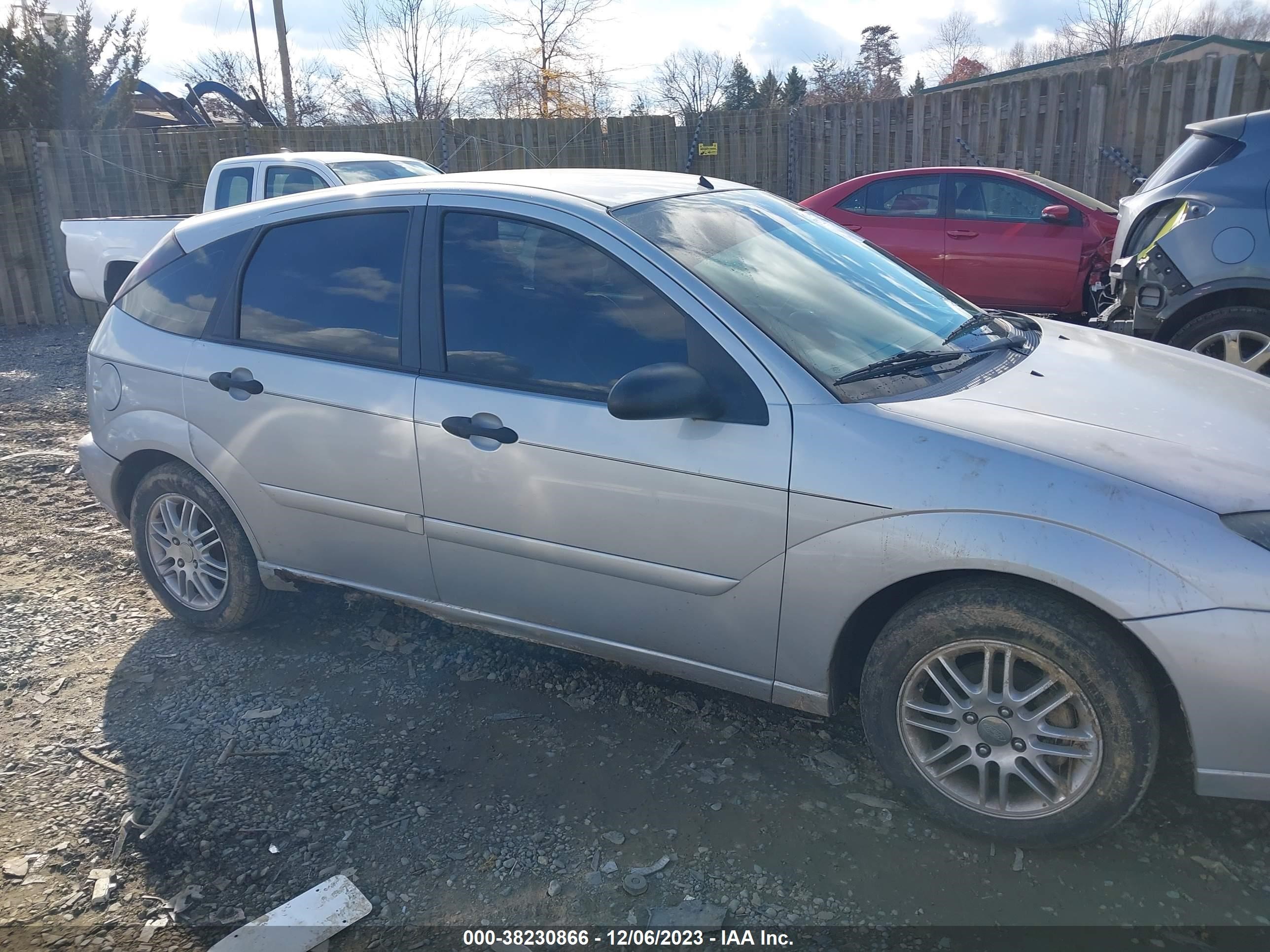 Photo 12 VIN: 3FAFP37343R145267 - FORD FOCUS 