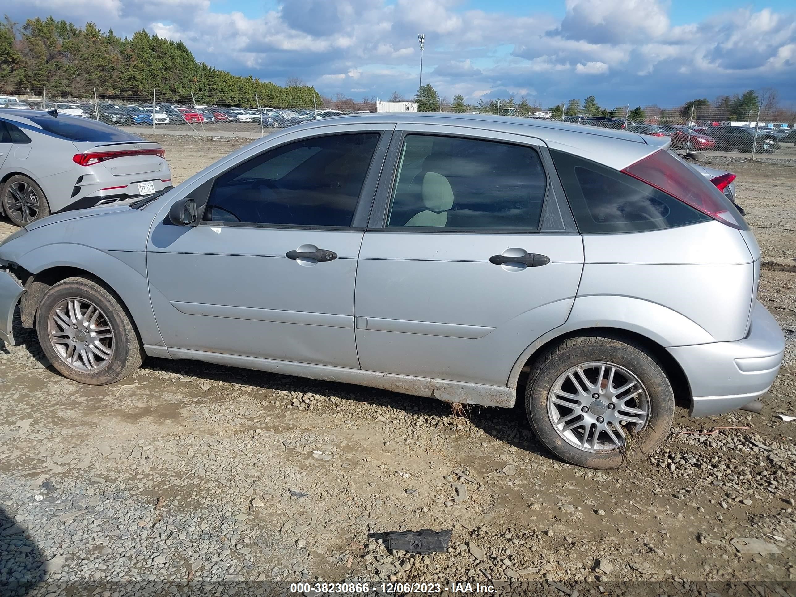 Photo 13 VIN: 3FAFP37343R145267 - FORD FOCUS 