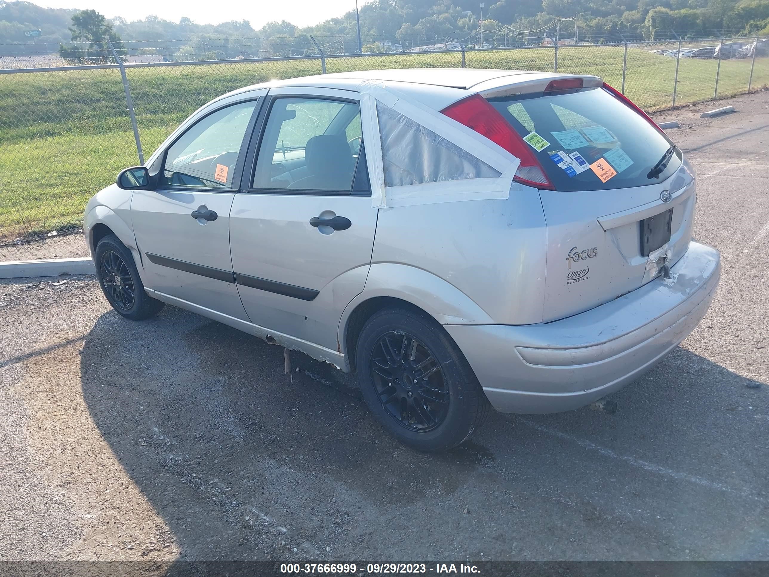 Photo 2 VIN: 3FAFP373X3R190598 - FORD FOCUS 