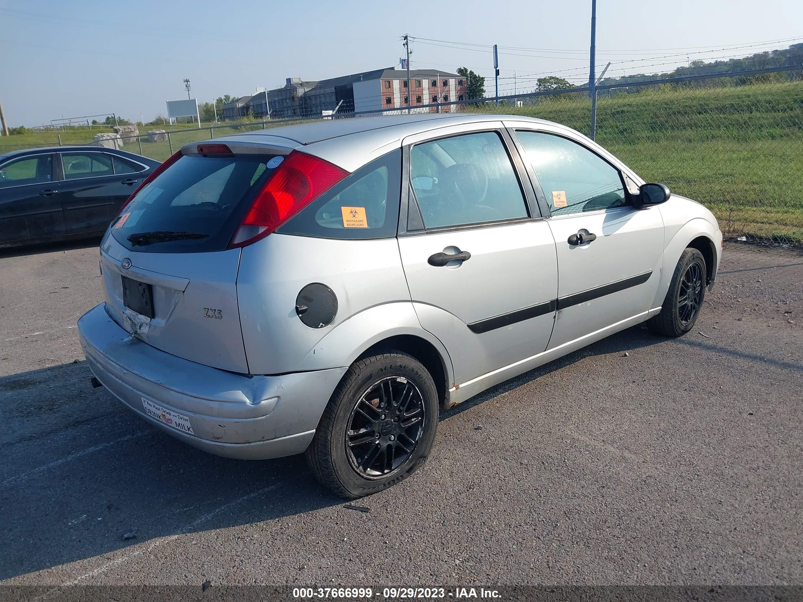 Photo 3 VIN: 3FAFP373X3R190598 - FORD FOCUS 