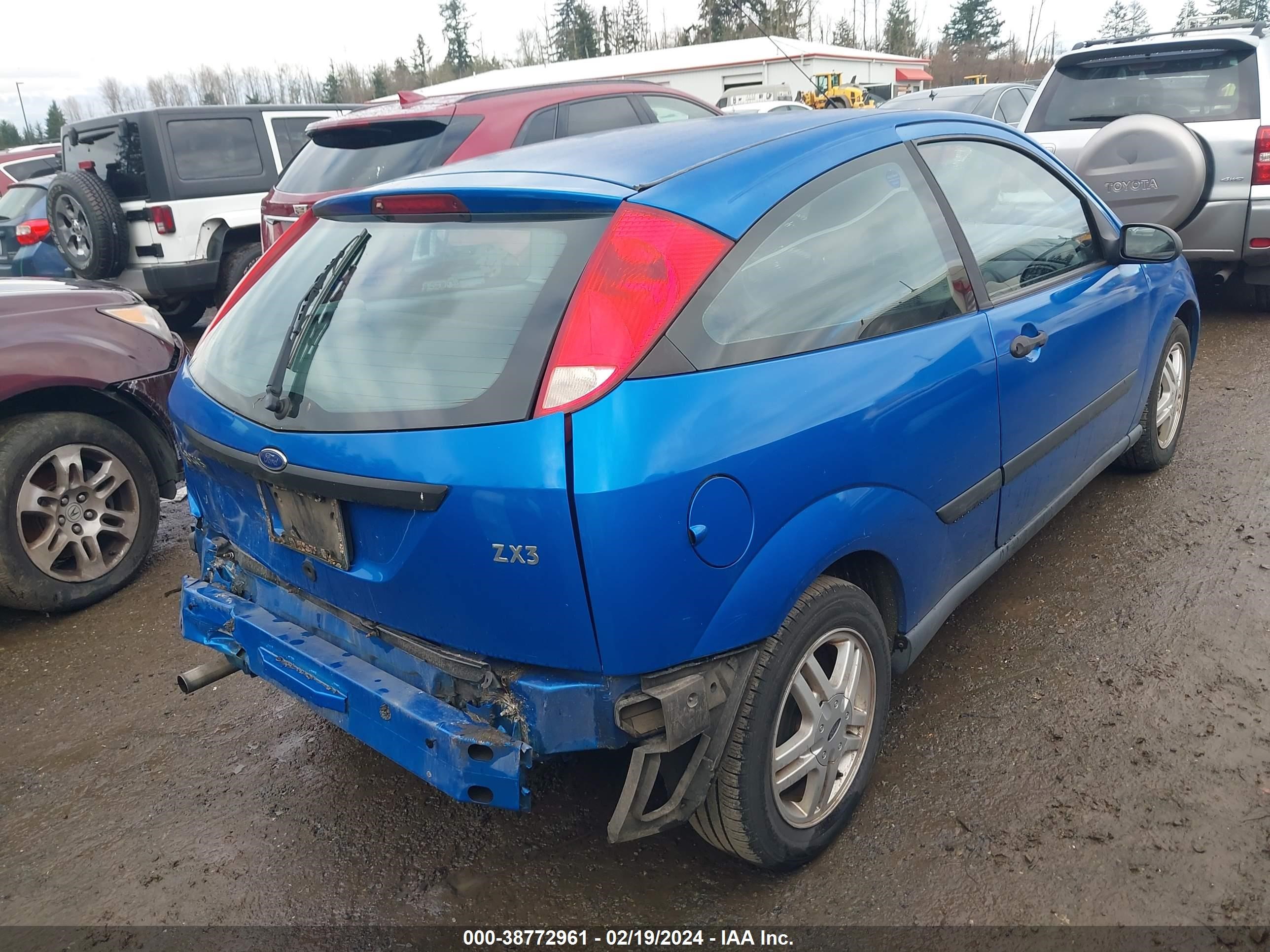 Photo 3 VIN: 3FAHP3139YR246958 - FORD FOCUS 