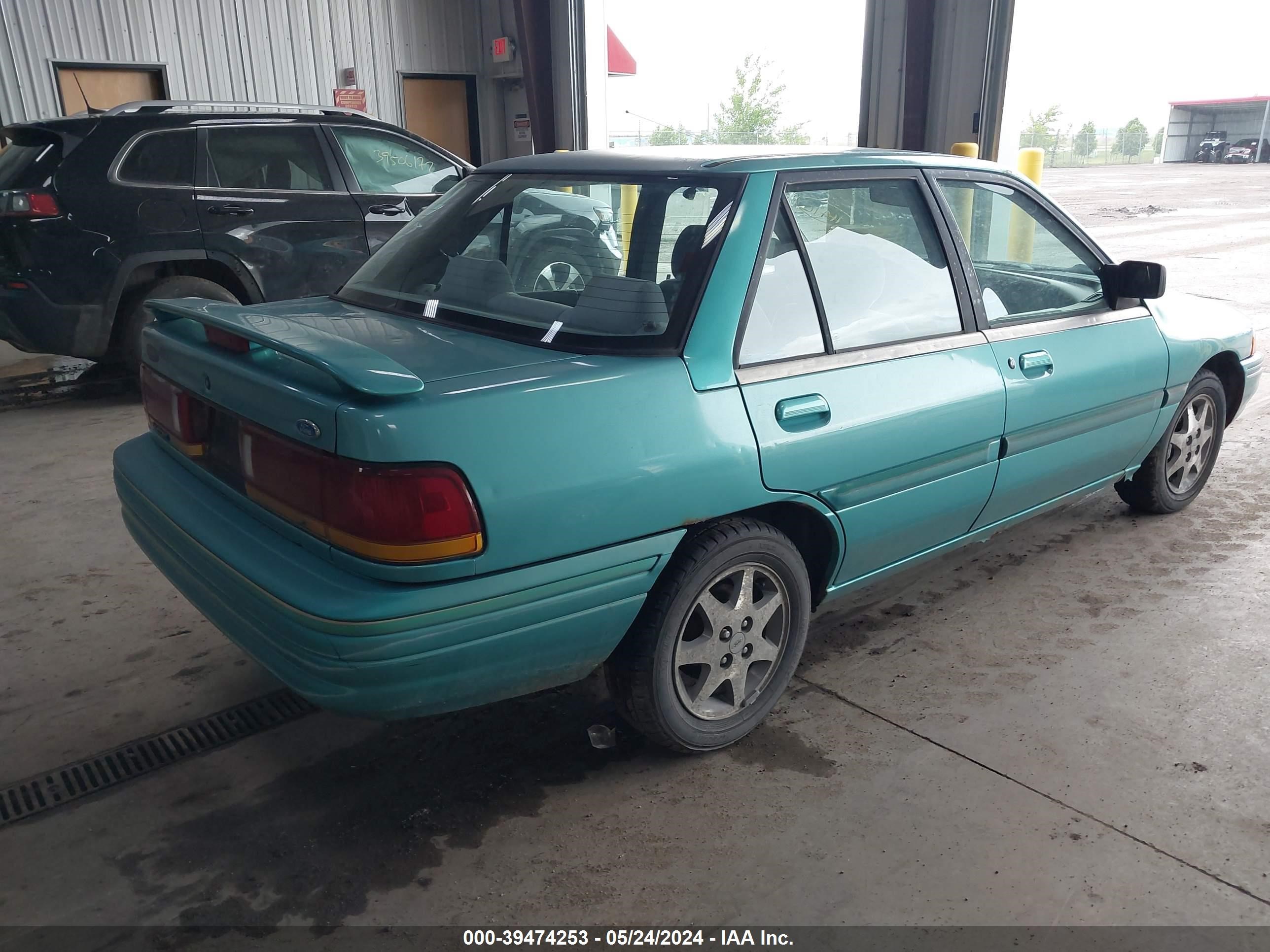 Photo 3 VIN: 3FASP13J6SR167406 - FORD ESCORT 