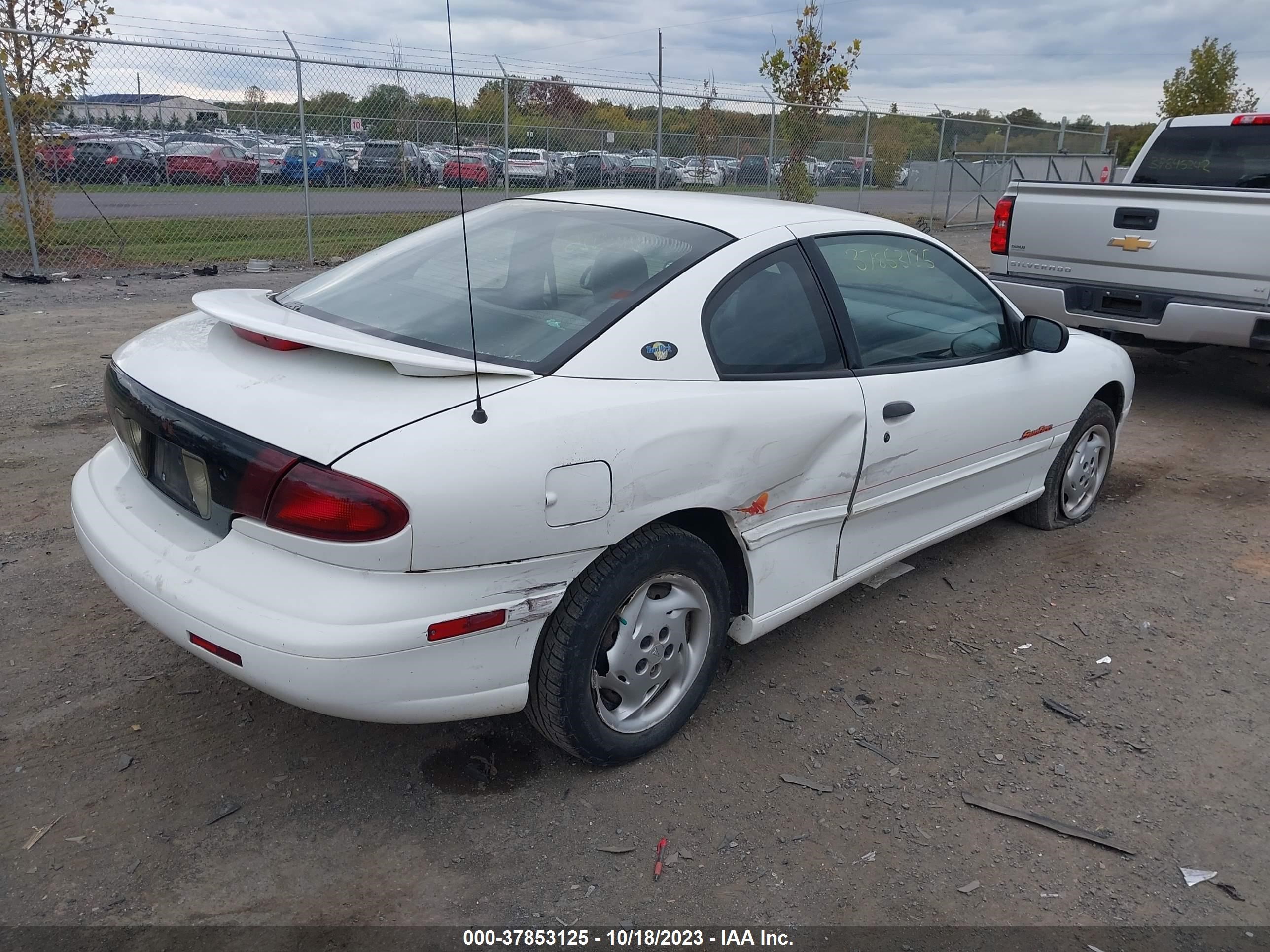 Photo 3 VIN: 3G2JB124XWS830866 - PONTIAC SUNFIRE 