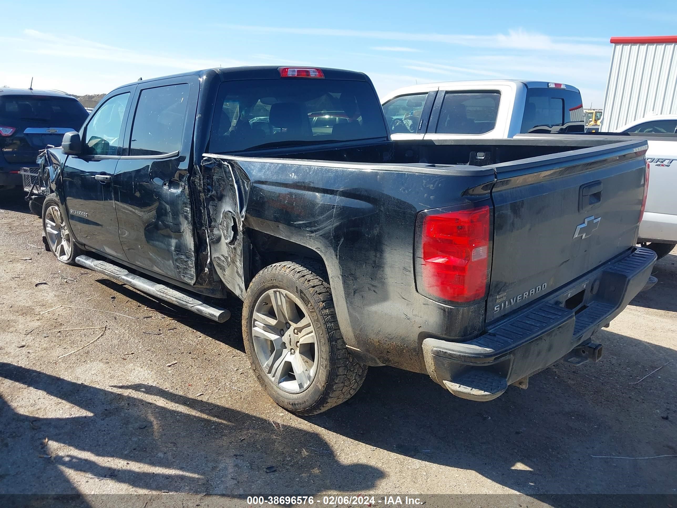 Photo 2 VIN: 3GCPCPEC8JG281379 - CHEVROLET SILVERADO 