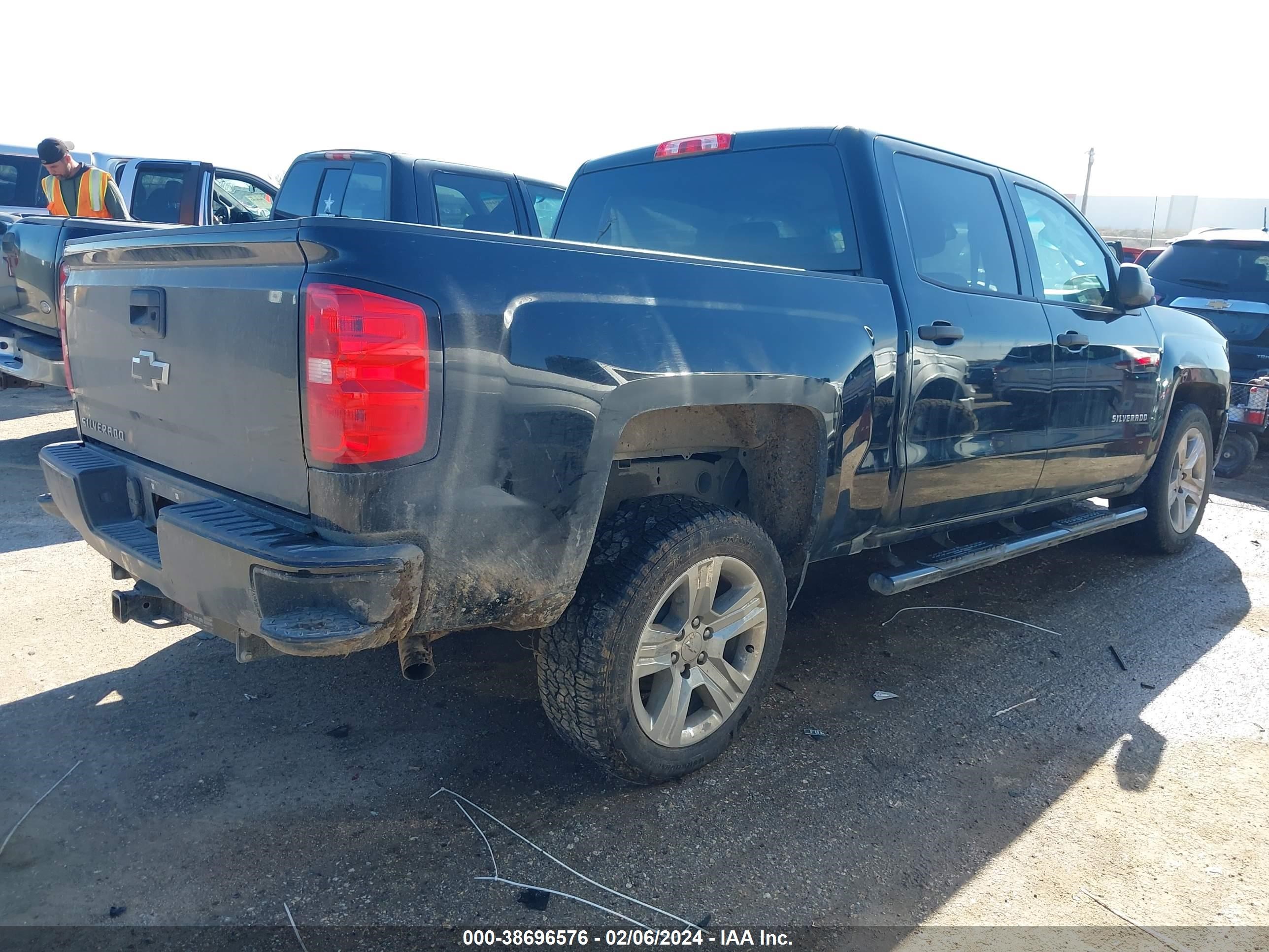 Photo 3 VIN: 3GCPCPEC8JG281379 - CHEVROLET SILVERADO 