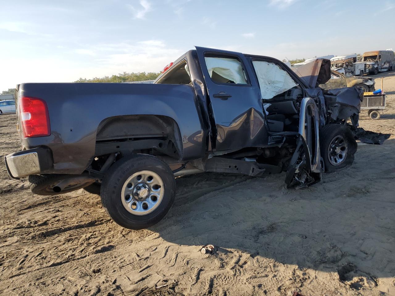 Photo 2 VIN: 3GCPCREA5BG303768 - CHEVROLET SILVERADO 