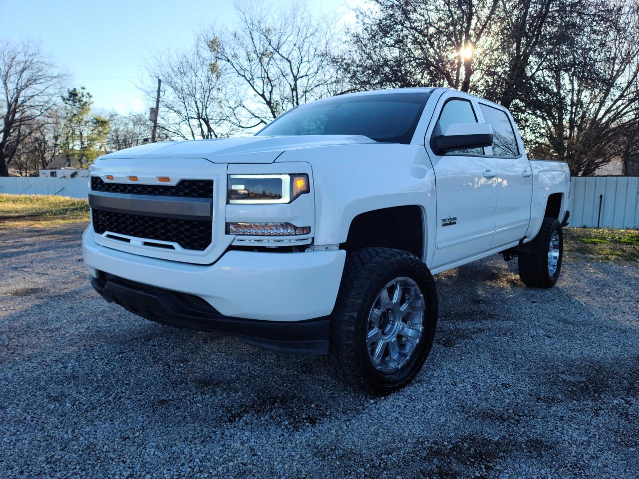 Photo 1 VIN: 3GCPCREH9JG367355 - CHEVROLET SILVERADO 