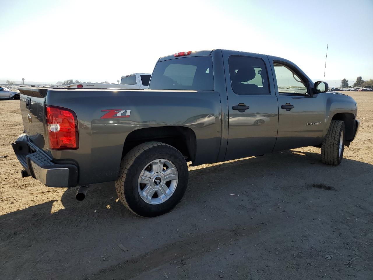 Photo 2 VIN: 3GCPCSE01BG130958 - CHEVROLET SILVERADO 