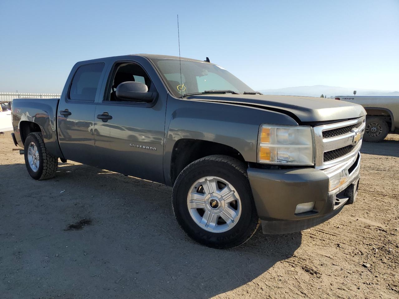 Photo 3 VIN: 3GCPCSE01BG130958 - CHEVROLET SILVERADO 