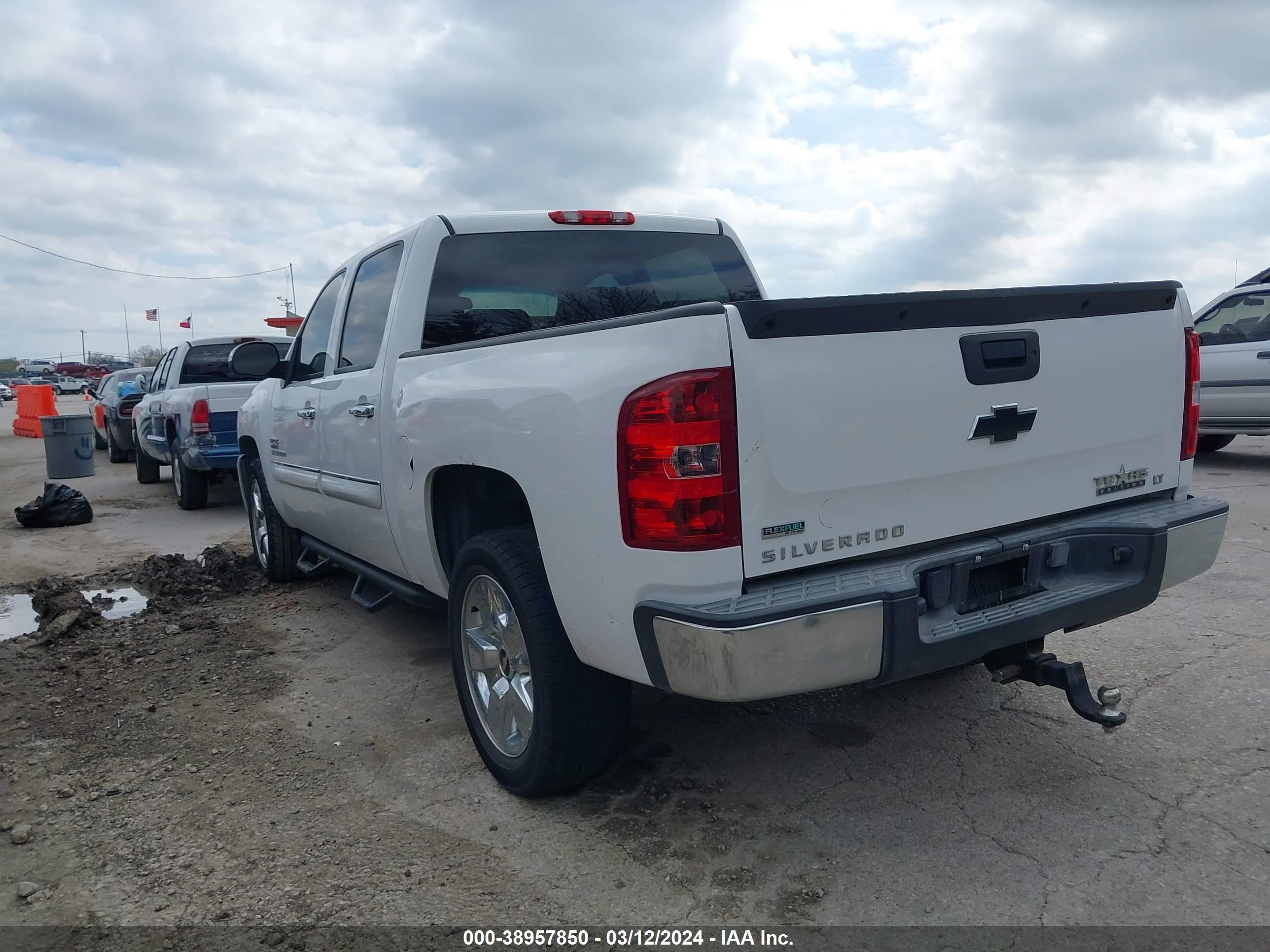 Photo 2 VIN: 3GCPCSE02BG147994 - CHEVROLET SILVERADO 