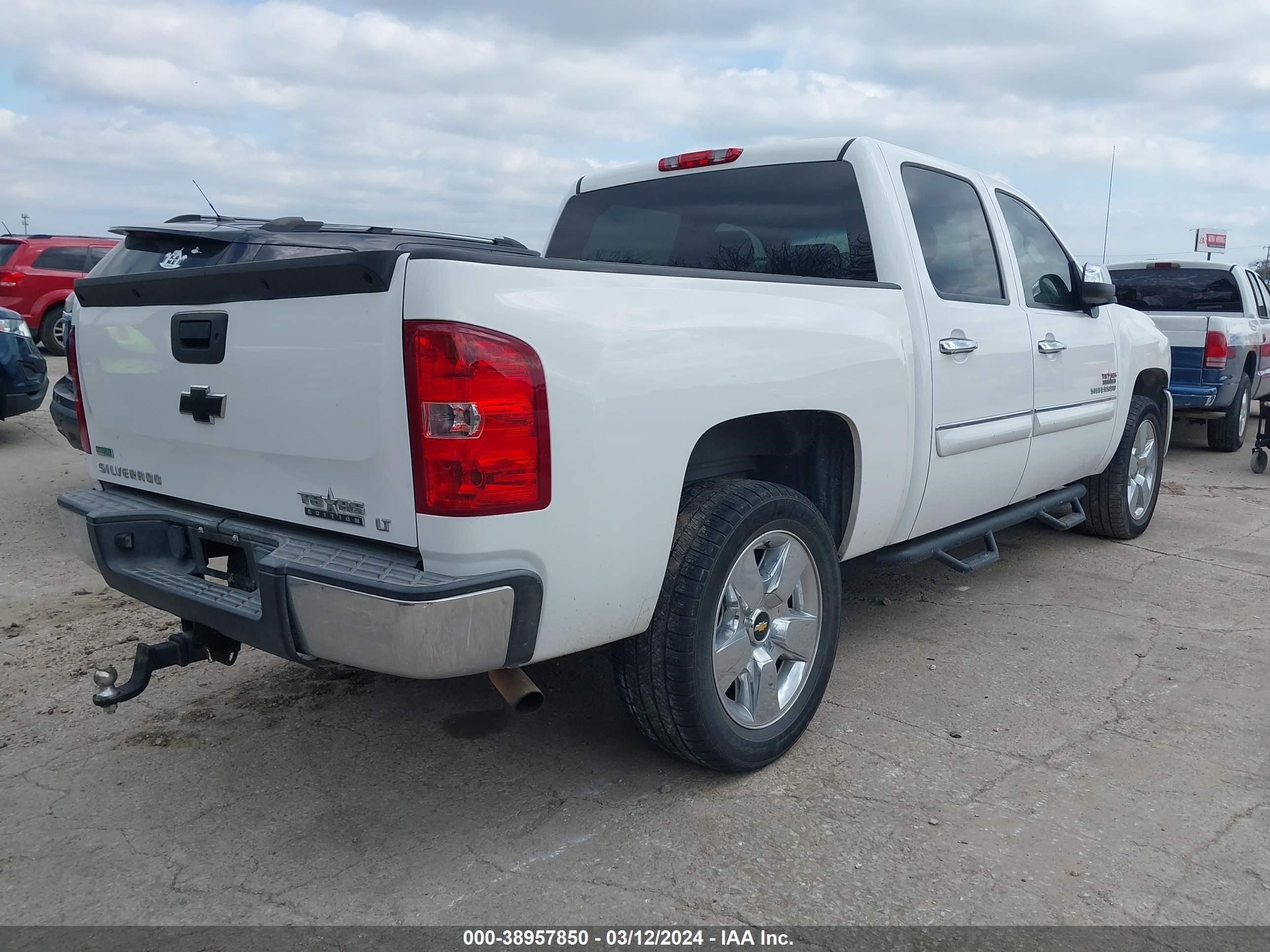 Photo 3 VIN: 3GCPCSE02BG147994 - CHEVROLET SILVERADO 