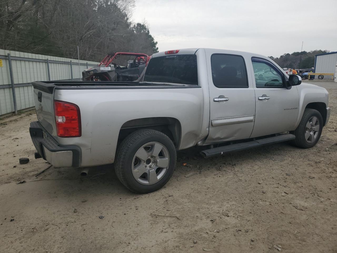 Photo 2 VIN: 3GCPCSE02BG396649 - CHEVROLET SILVERADO 