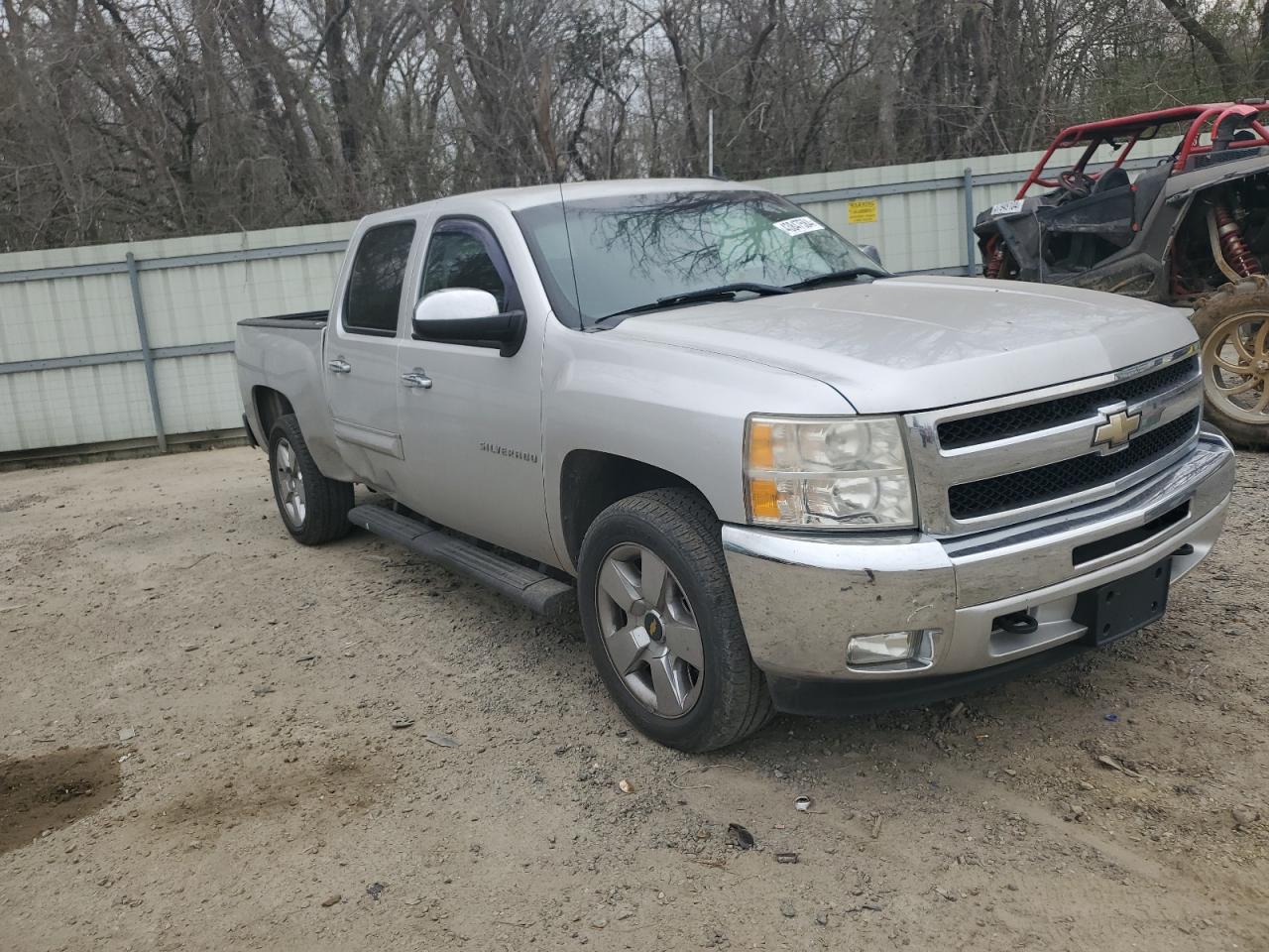 Photo 3 VIN: 3GCPCSE02BG396649 - CHEVROLET SILVERADO 