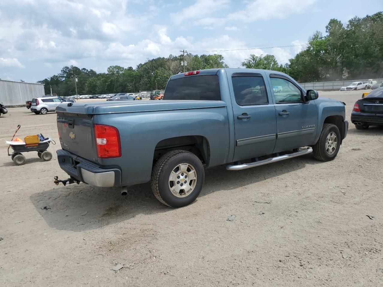 Photo 2 VIN: 3GCPCSE03BG221701 - CHEVROLET SILVERADO 