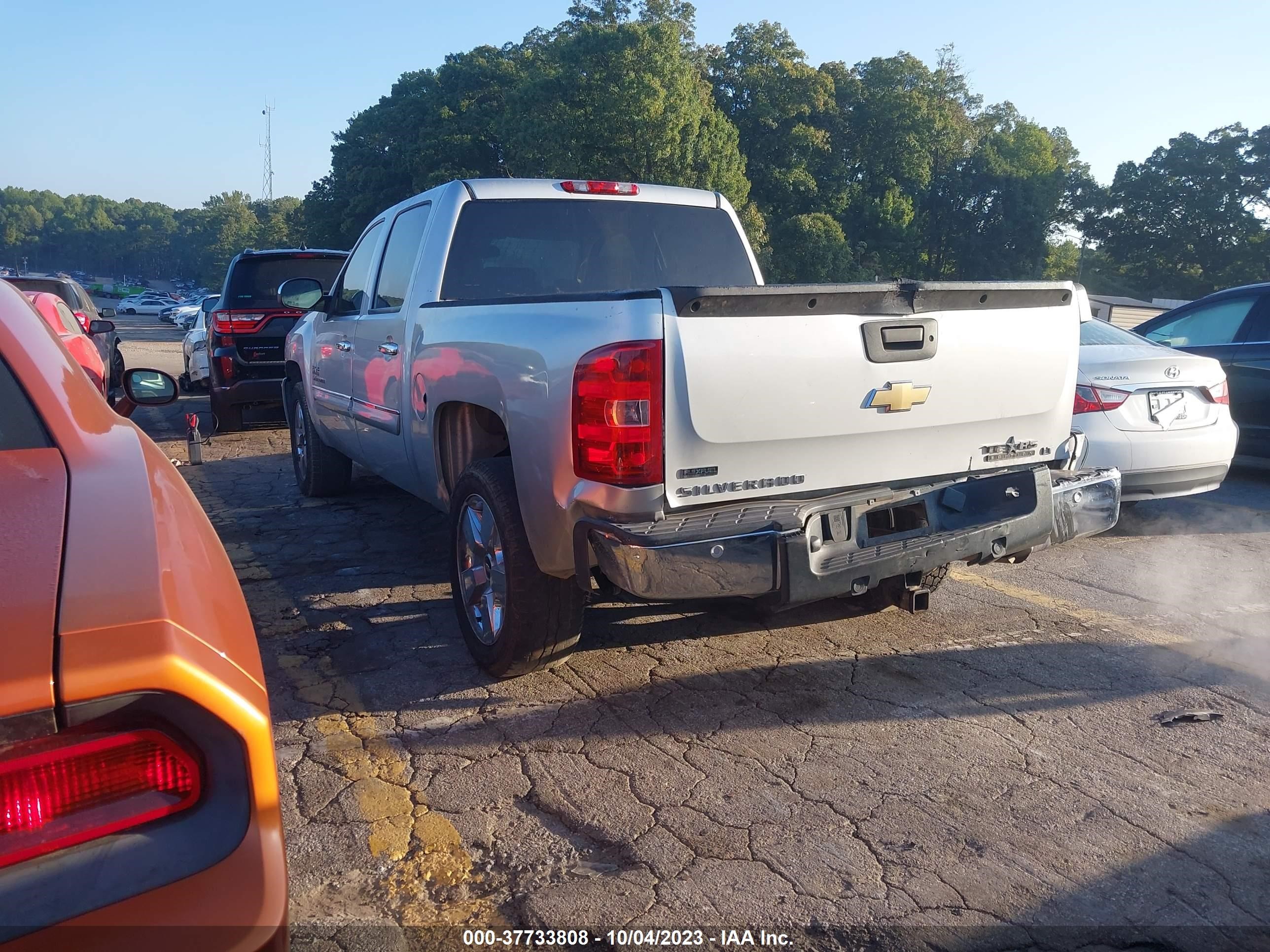 Photo 2 VIN: 3GCPCSE05BG220954 - CHEVROLET SILVERADO 