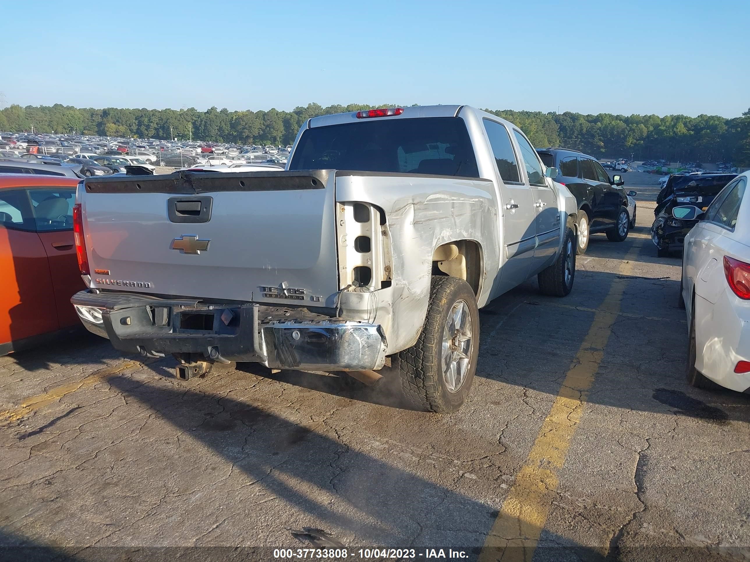 Photo 3 VIN: 3GCPCSE05BG220954 - CHEVROLET SILVERADO 