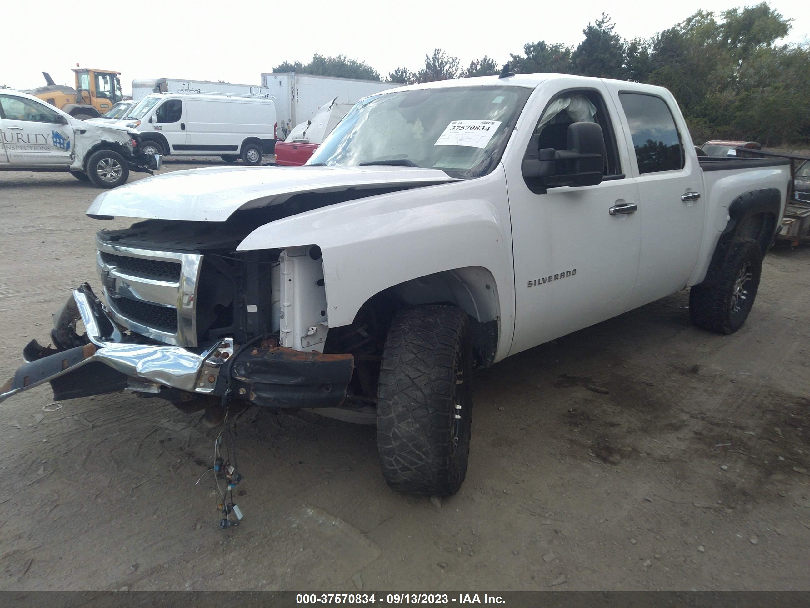 Photo 1 VIN: 3GCPCSE37BG141067 - CHEVROLET SILVERADO 