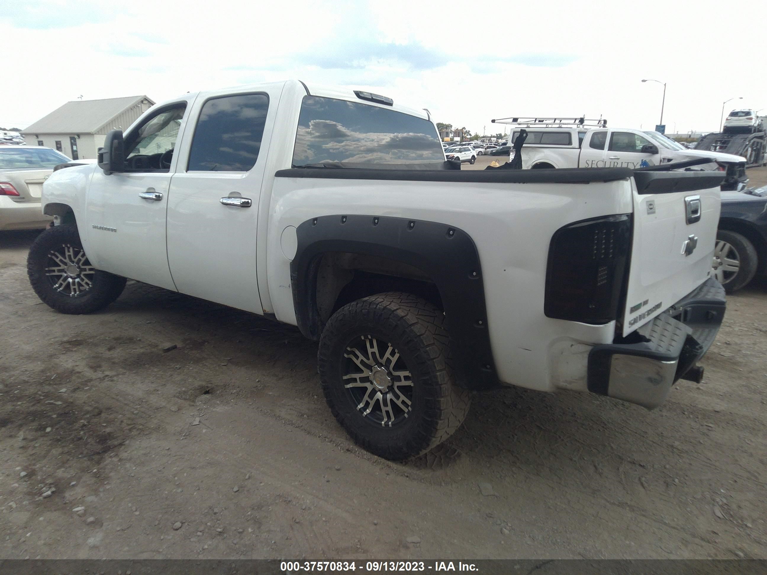 Photo 2 VIN: 3GCPCSE37BG141067 - CHEVROLET SILVERADO 