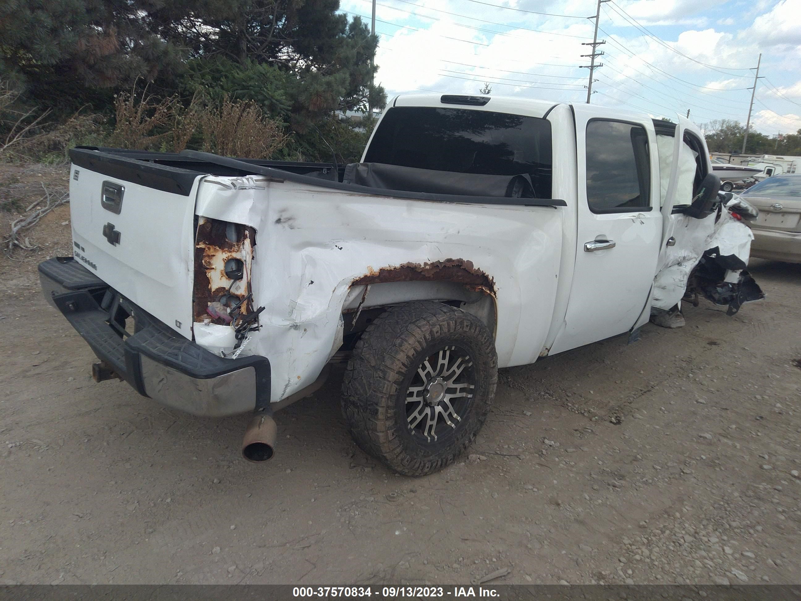 Photo 3 VIN: 3GCPCSE37BG141067 - CHEVROLET SILVERADO 