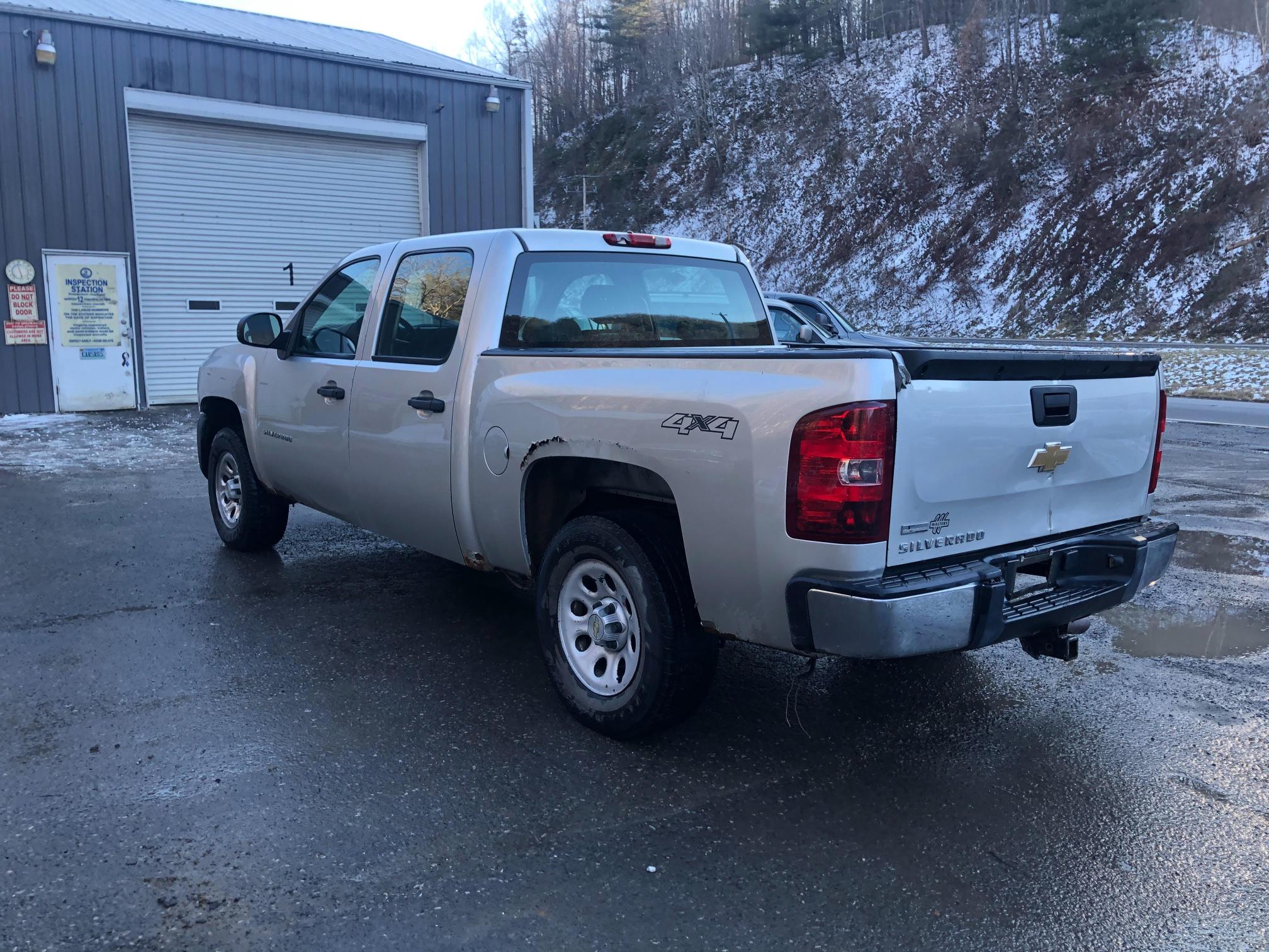 Photo 2 VIN: 3GCPKPEA3BG403911 - CHEVROLET SILVERADO 